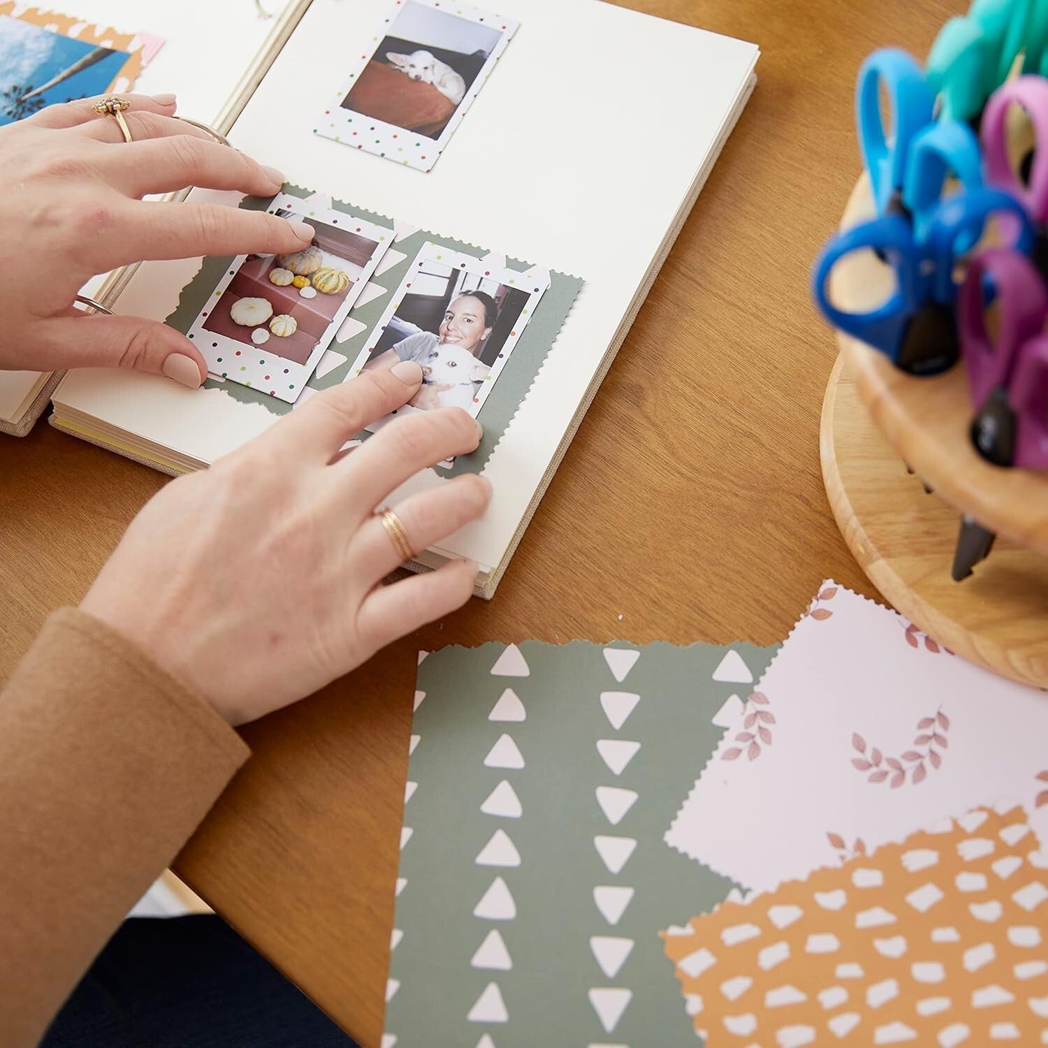 18-Piece Decorative Scissors Set with Rotating Hardwood Rack for Crafting