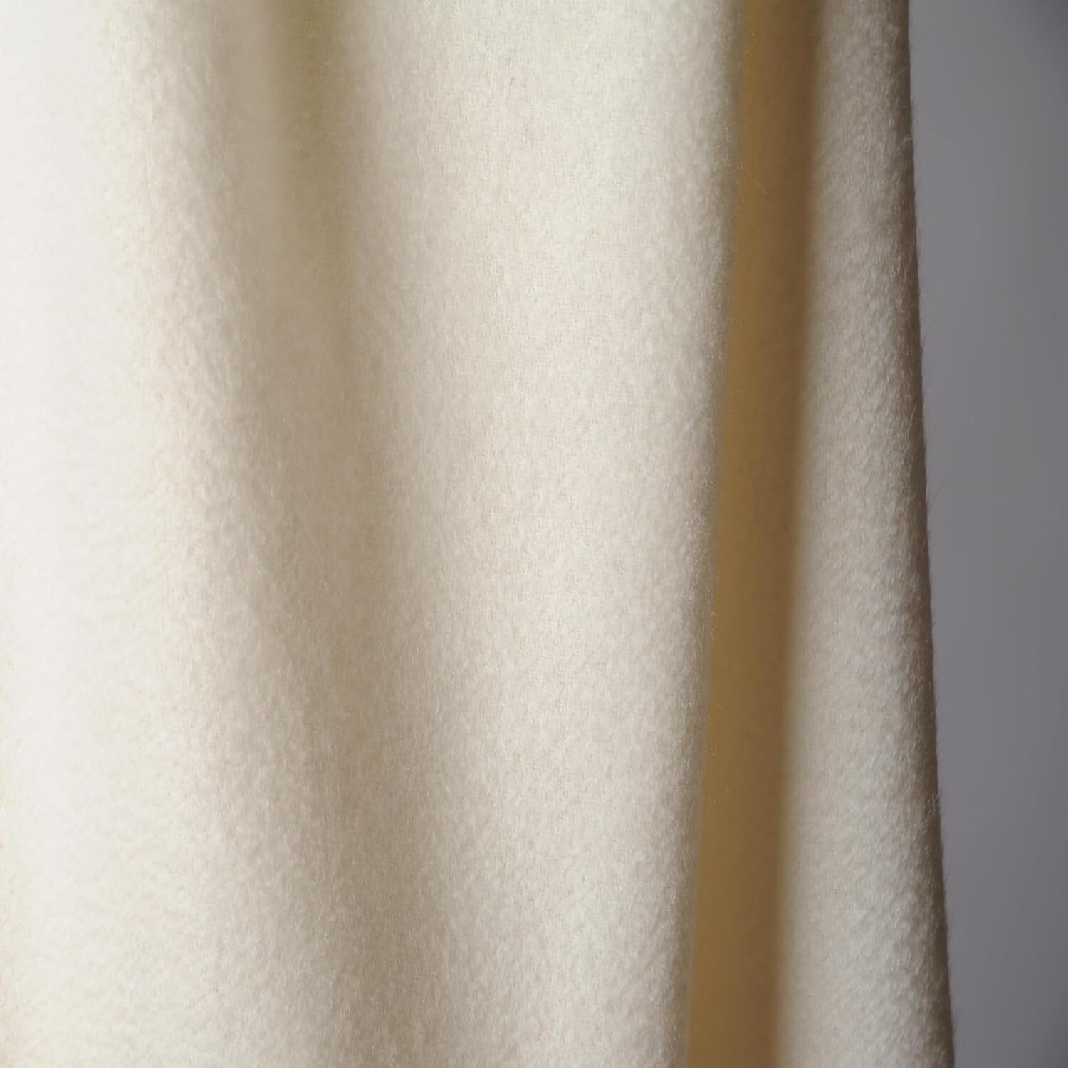 Elegant Lightweight Cashmere Blend Throw Blanket - Soft Ivory with Fringe Detail