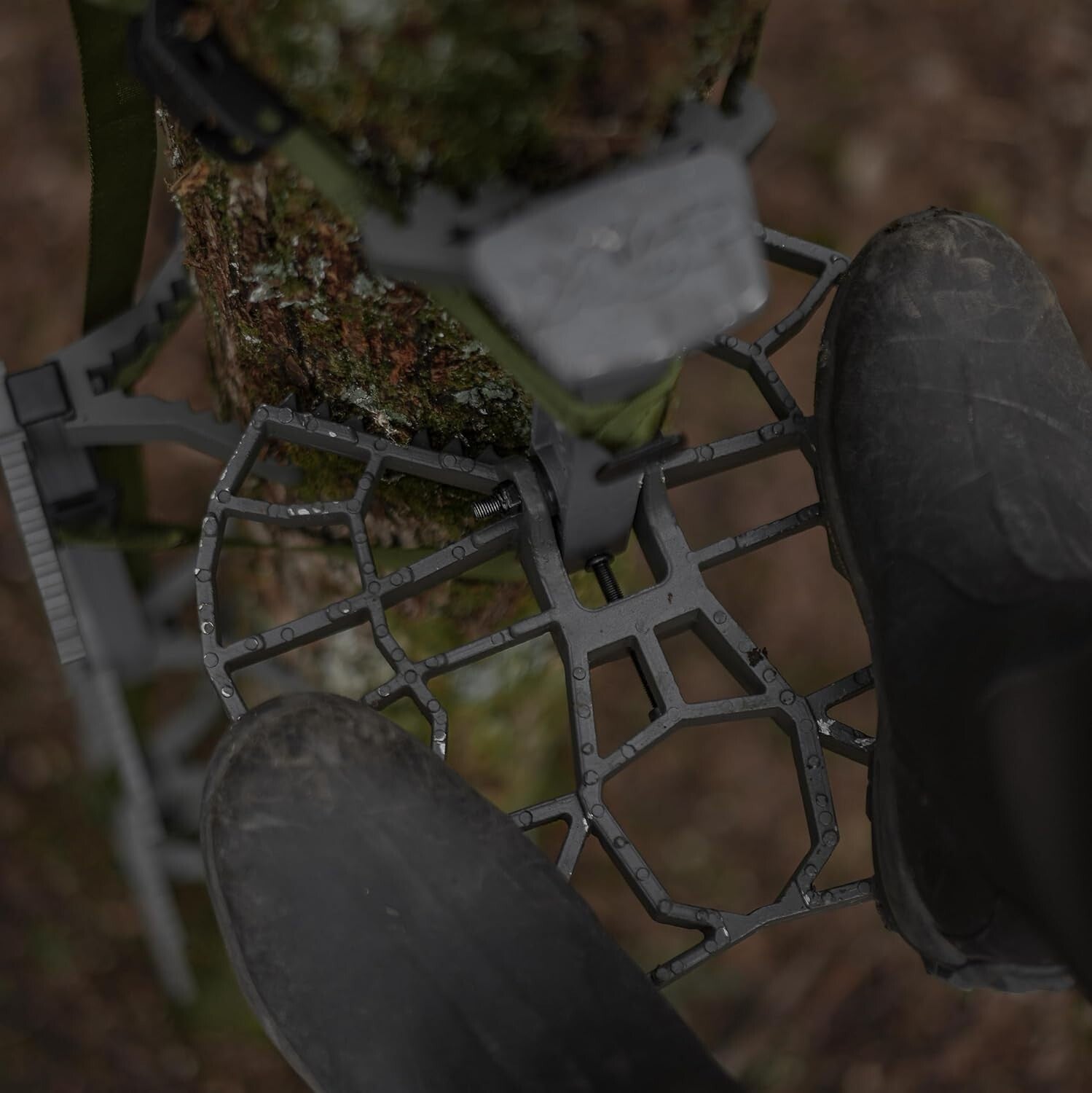 Durable Adjustable Tree Saddle Hunting System with Cast Aluminum and Gear Points