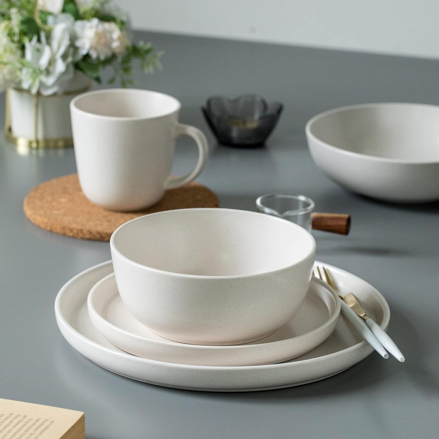 Beautifully Designed 16-PC Round Dinnerware Set - Dishwasher & Microwave Safe