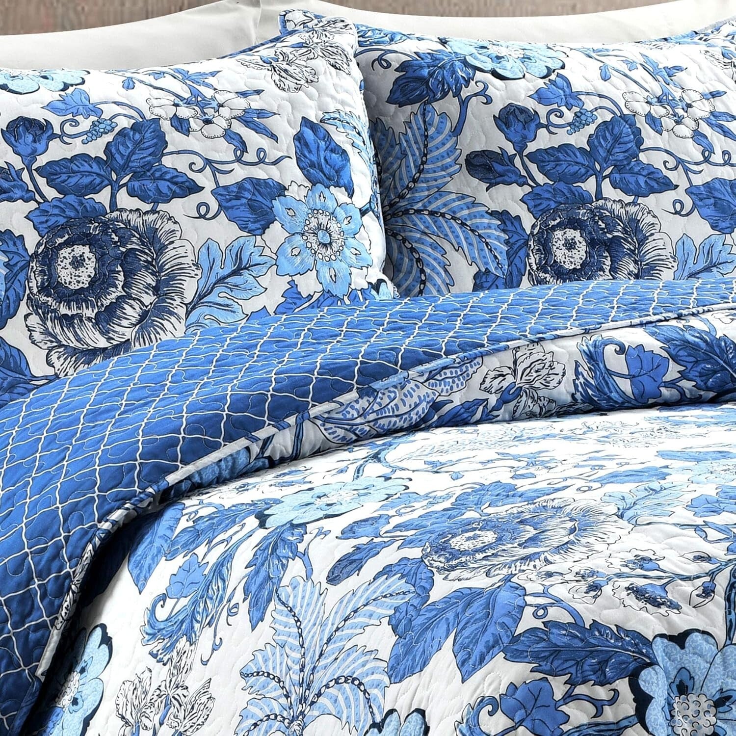 Charming Floral Navy & White Reversible Quilt Set, 3 Piece Bedding, Full/Queen
