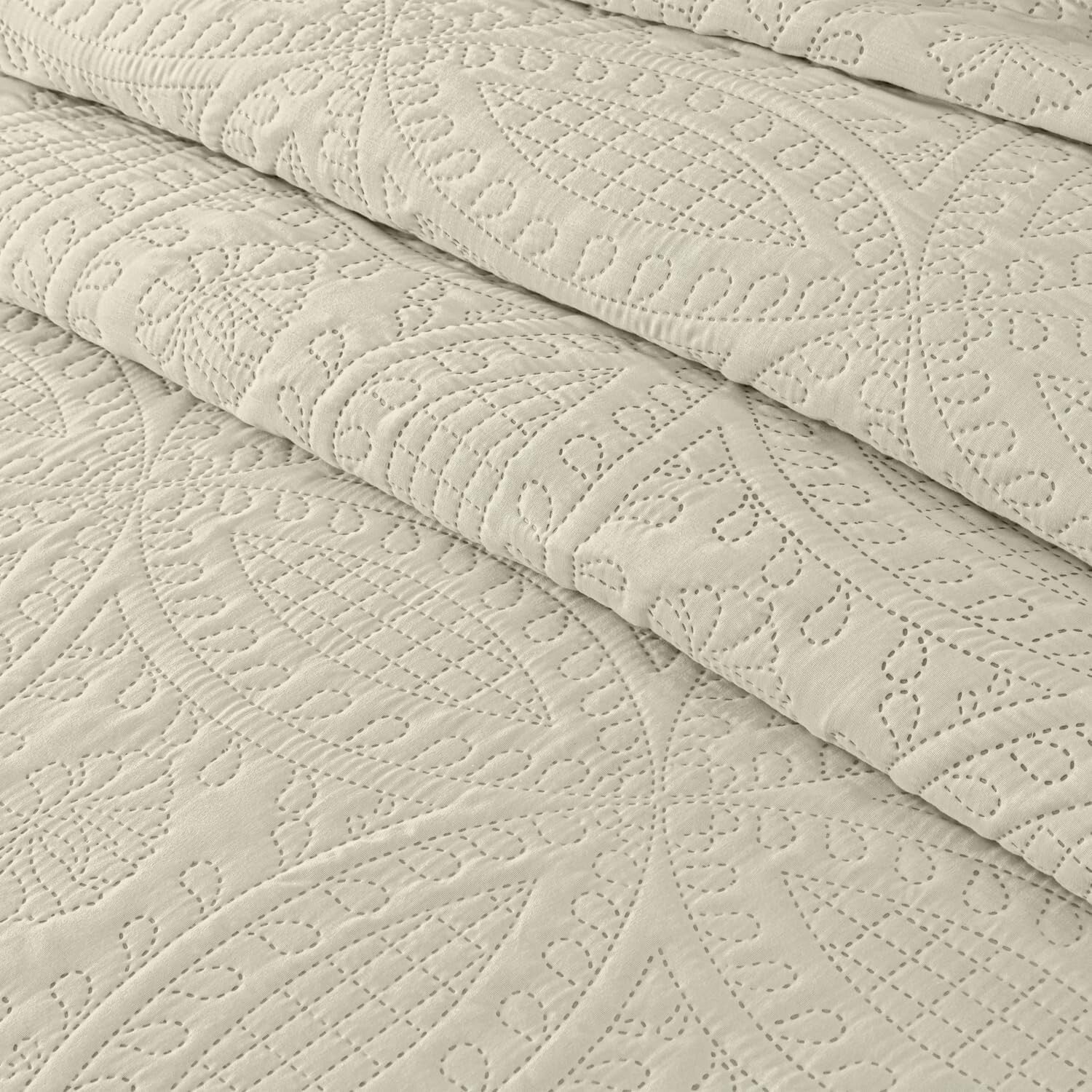 Elegant 3-Piece Ivory King Coverlet with Medallion Pattern - Year-Round Comfort