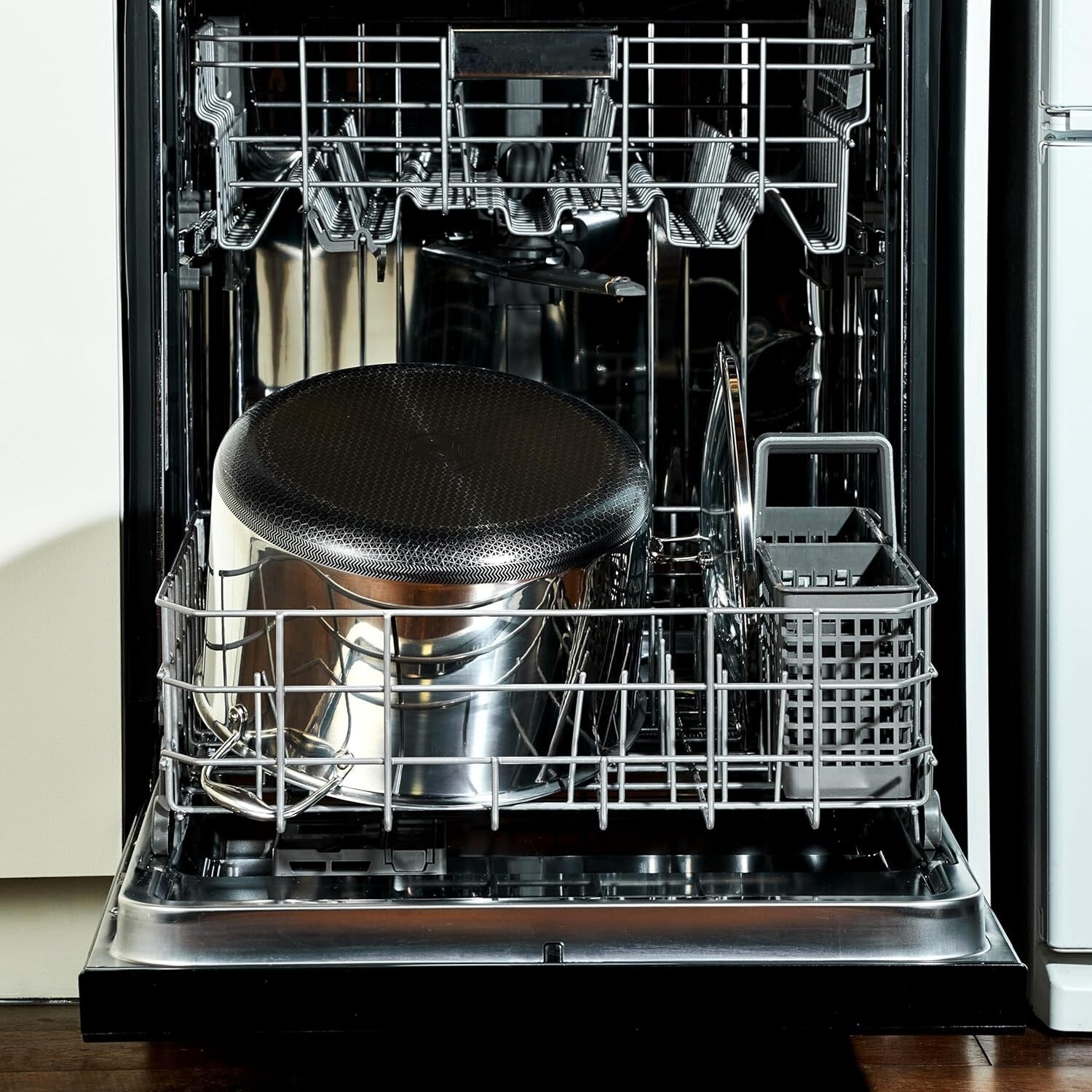 Versatile 12-Quart Nonstick Stockpot for All Cooktops - Oven Safe Up to 900°F