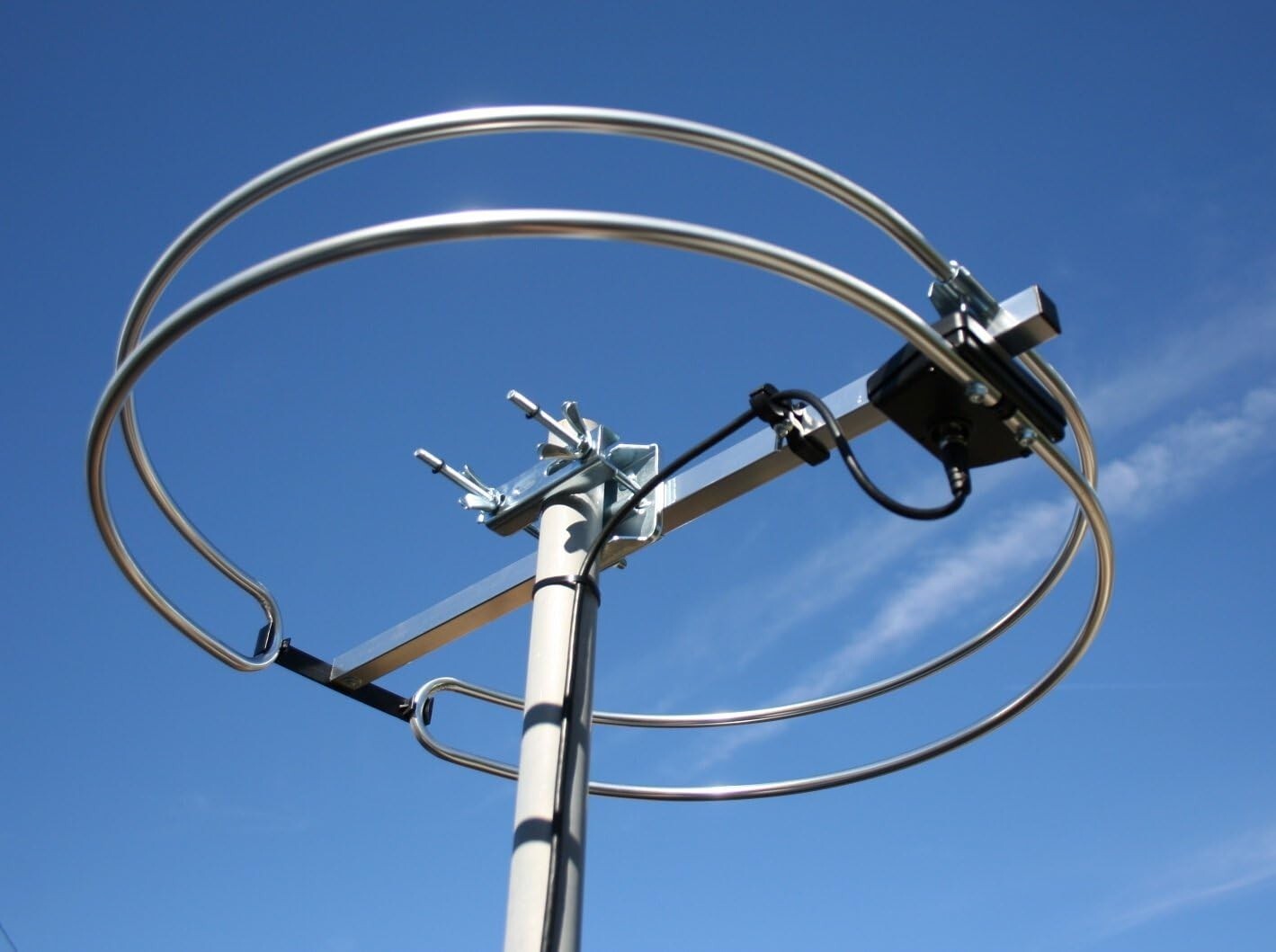 Durable Aluminum FM Loop Antenna for Superior Analog and Digital Signals