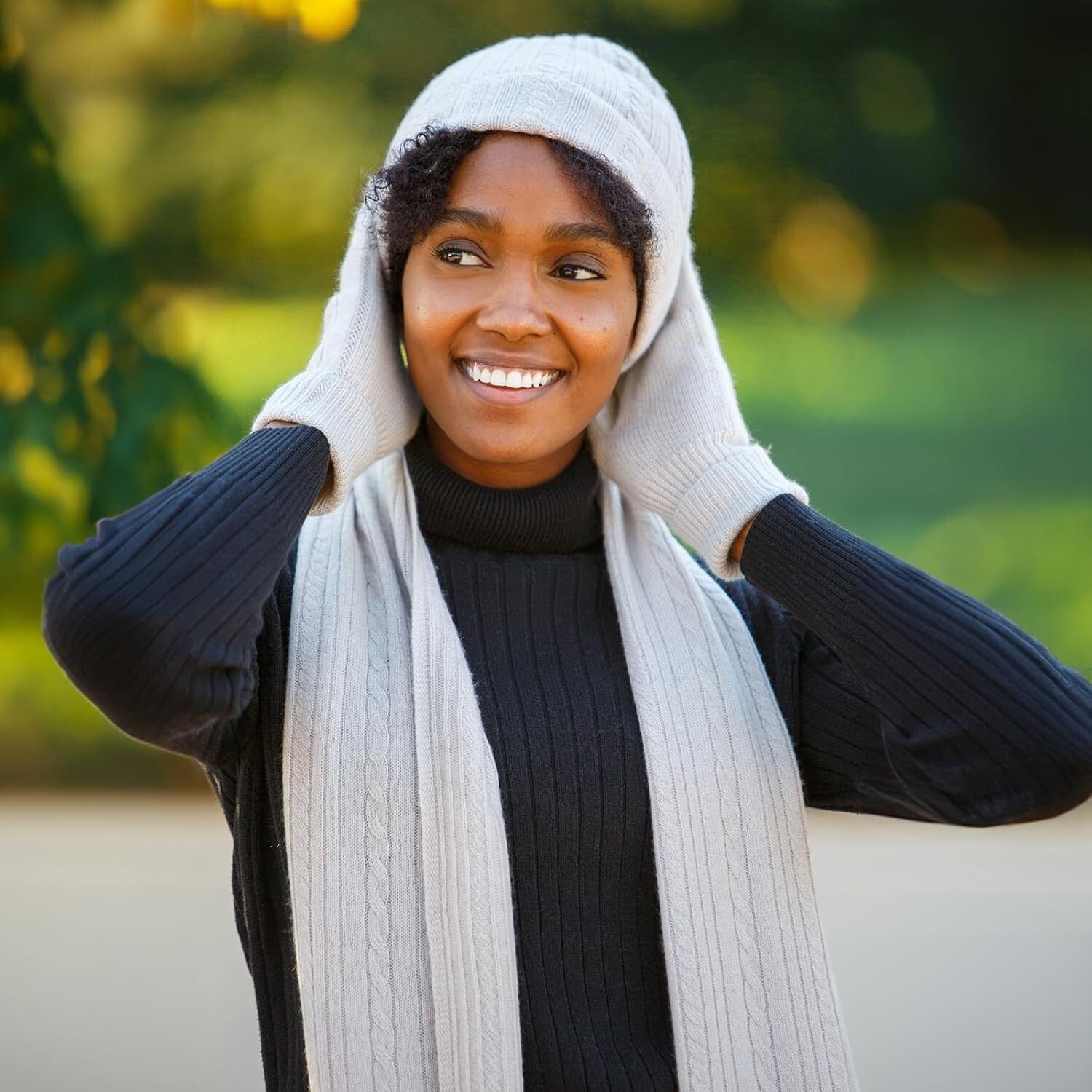 Elegant Women's Cable Knit Cashmere Hat with Cuffed Design for Cozy Winter