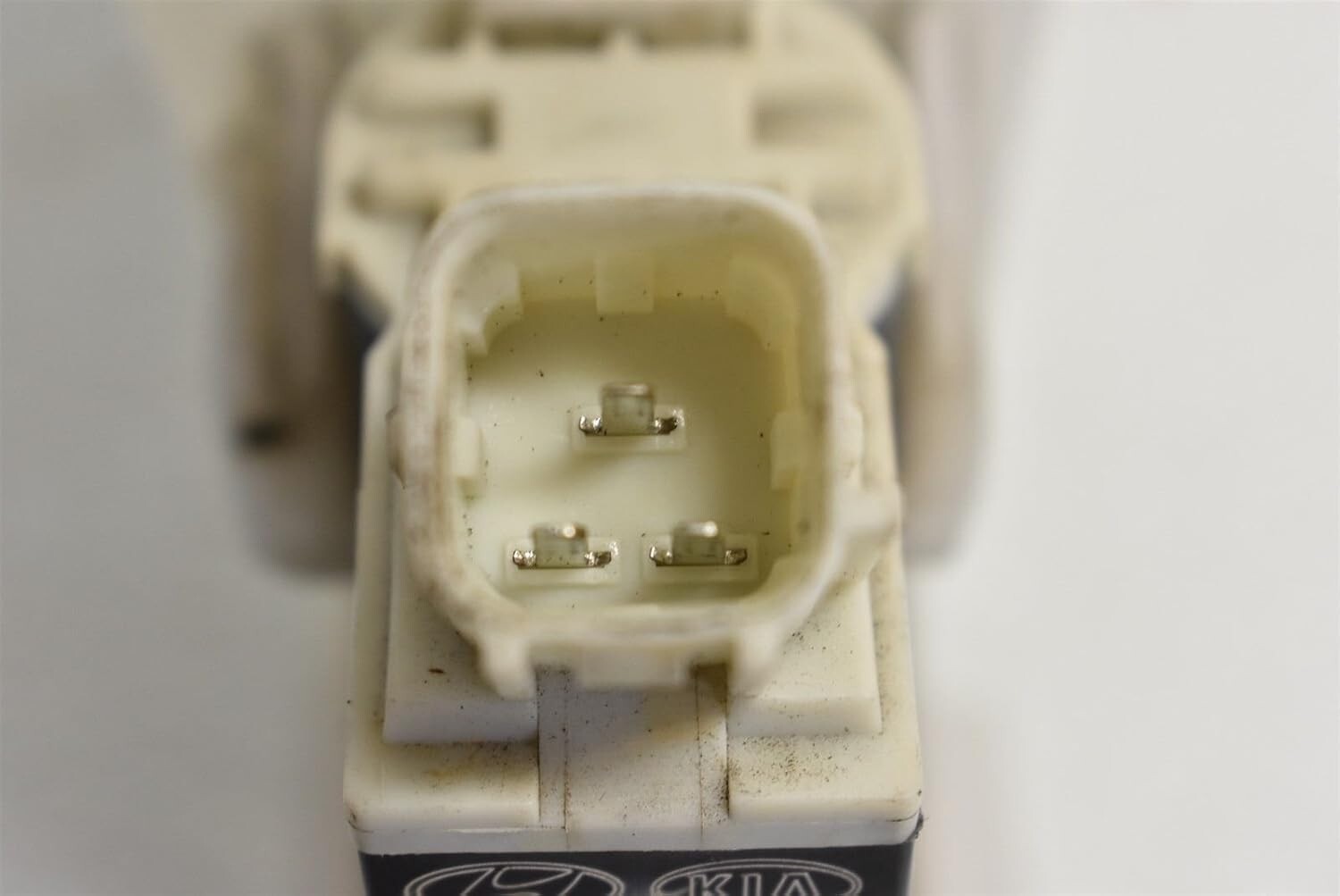 Authentic Windshield Washer Motor and Pump - 2V OEM Assembly, Lightweight Design