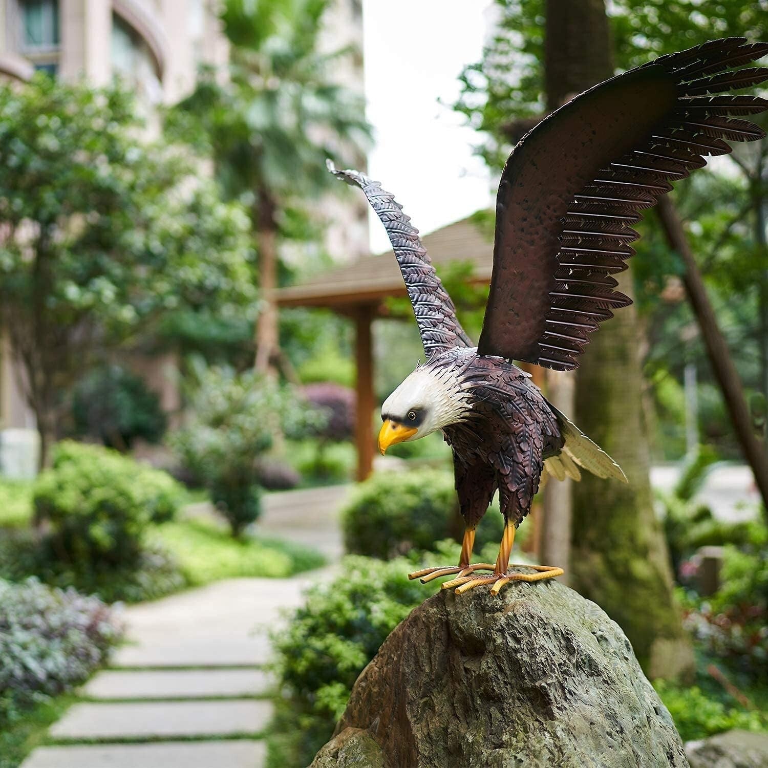 Elegant Freestanding Outdoor Eagle Statue - Stunning Metal Art for Lawn Displays