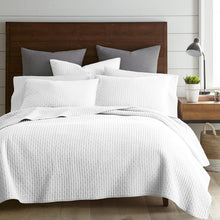 Load image into Gallery viewer, Luxurious 100% Cotton King Quilt Set with Geometric Pattern - Easy Care