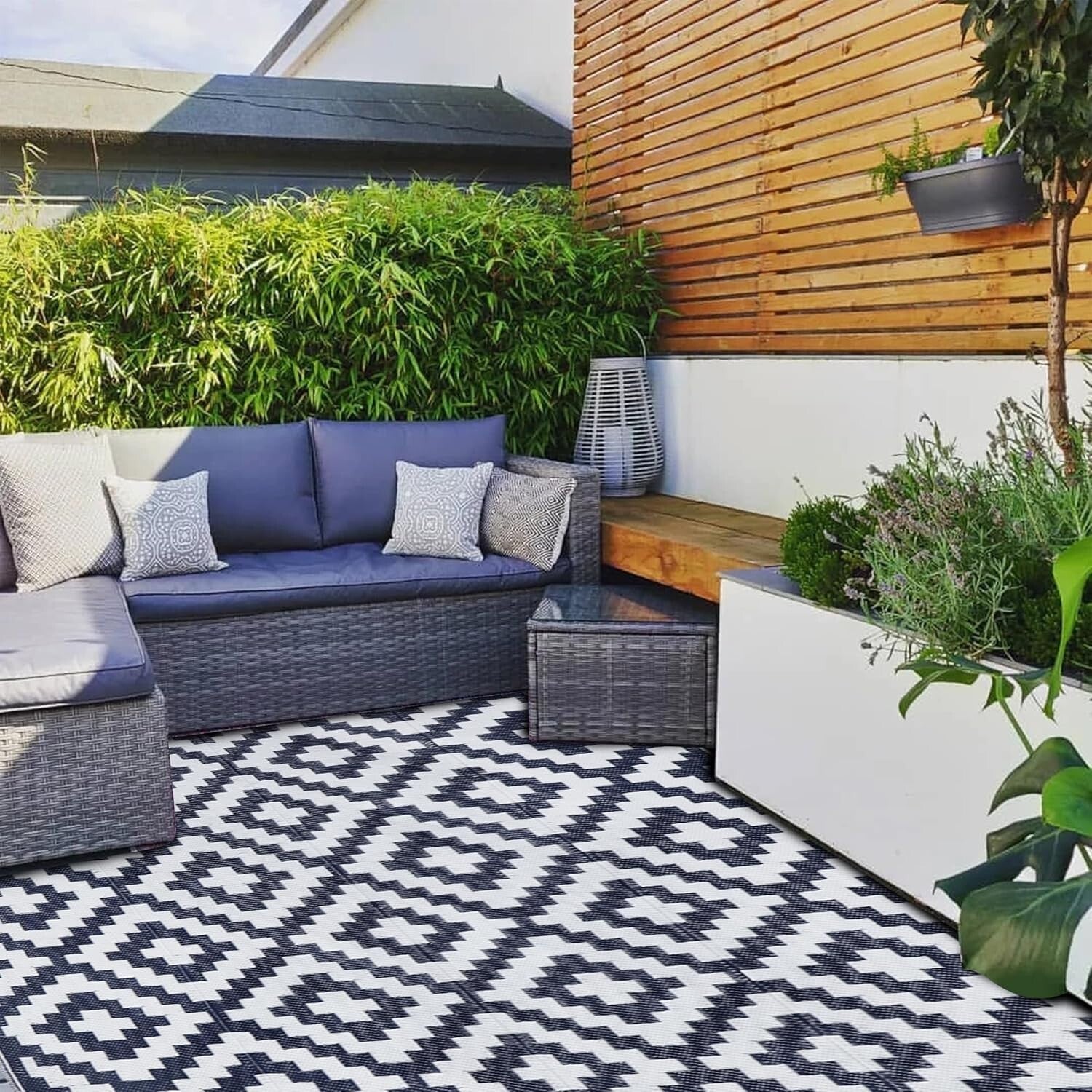 Sophisticated Dark Blue & White 5' x 8'' Outdoor Rug - UV Stabilized Design