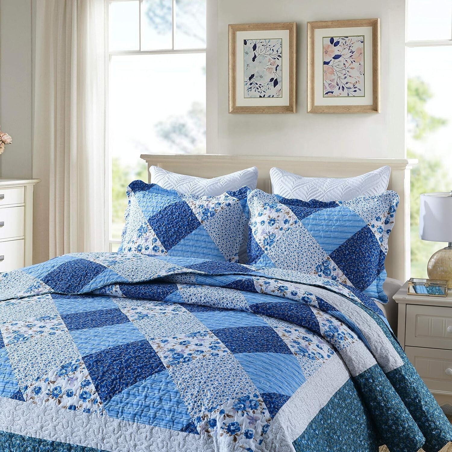 Lightweight Microfiber 3-Piece King Quilt Set with Floral Patchwork and Shams