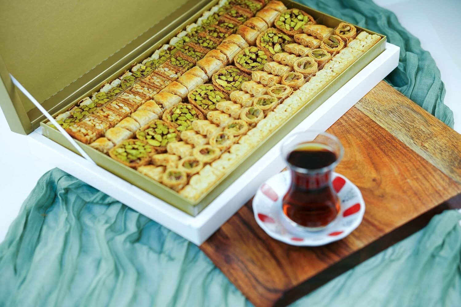 Decadent 1KG Baklava Box - Premium Assortment of Pistachio & Cashew Pastries