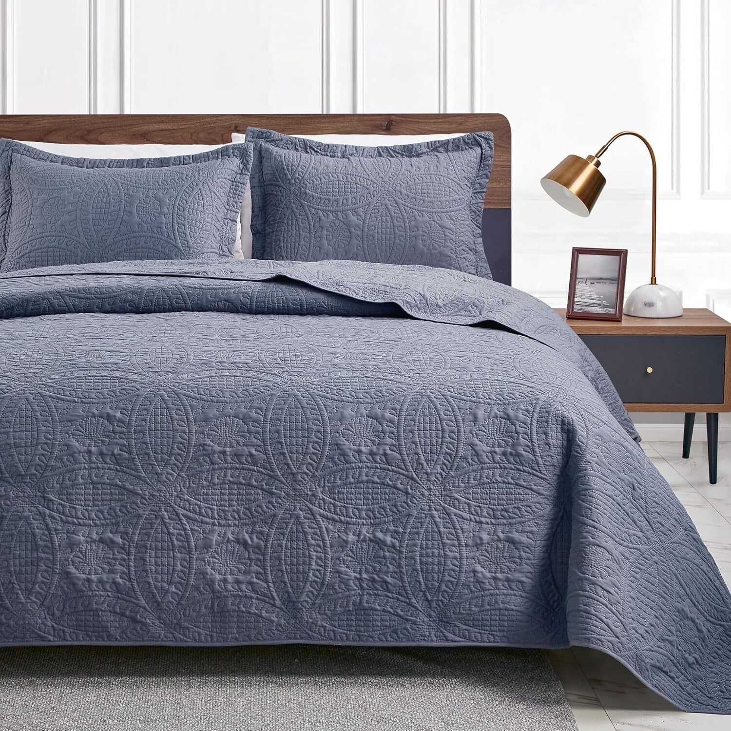 Versatile Ultra-Soft Coin Pattern California King Quilt Set - Timeless Elegance