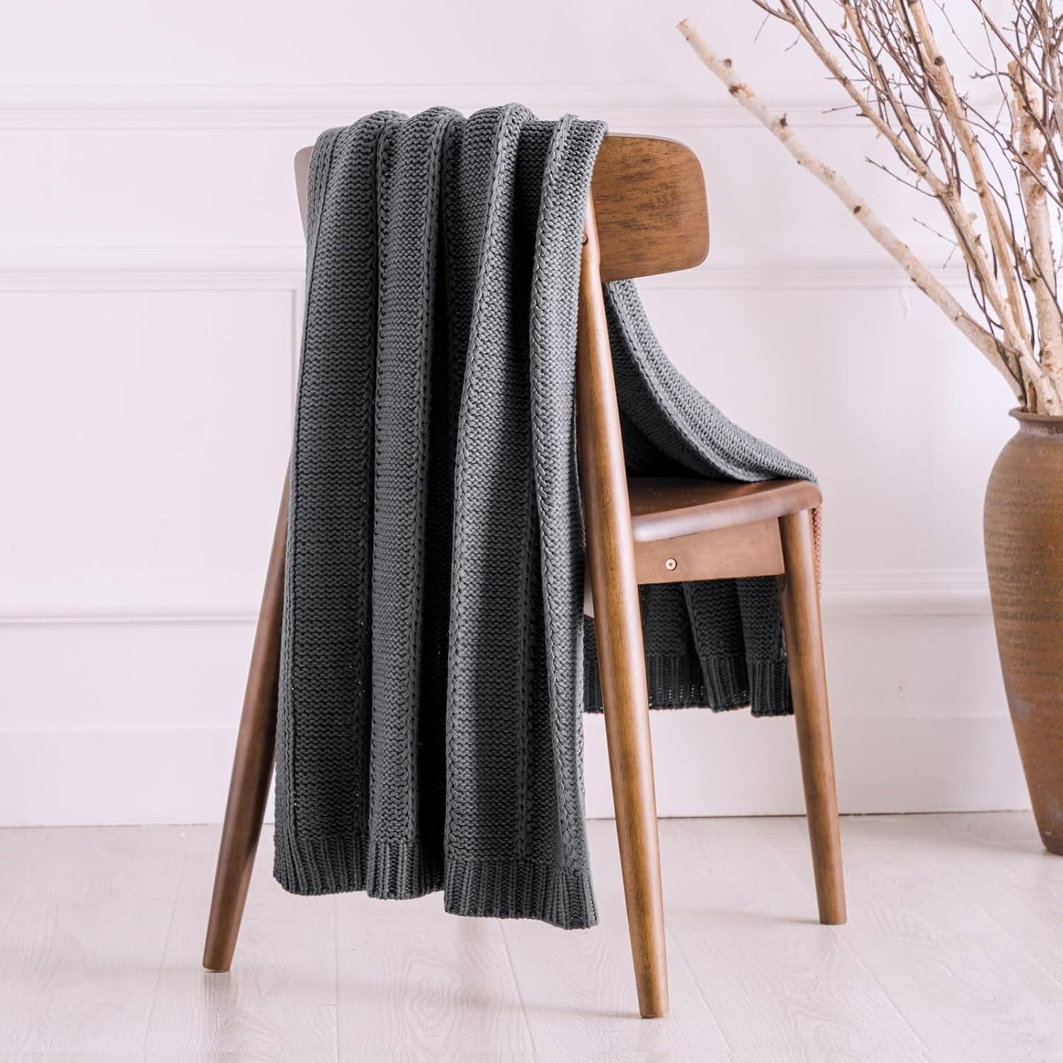 Luxurious Soft Chunky Knit Blanket in Dark Grey - Perfect for Relaxing Moments
