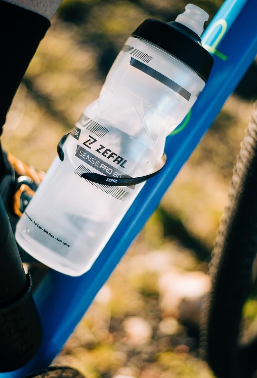 Carbon Fiber Bottle Cage in Sleek Black - Easy Insert & Removal for Cyclists