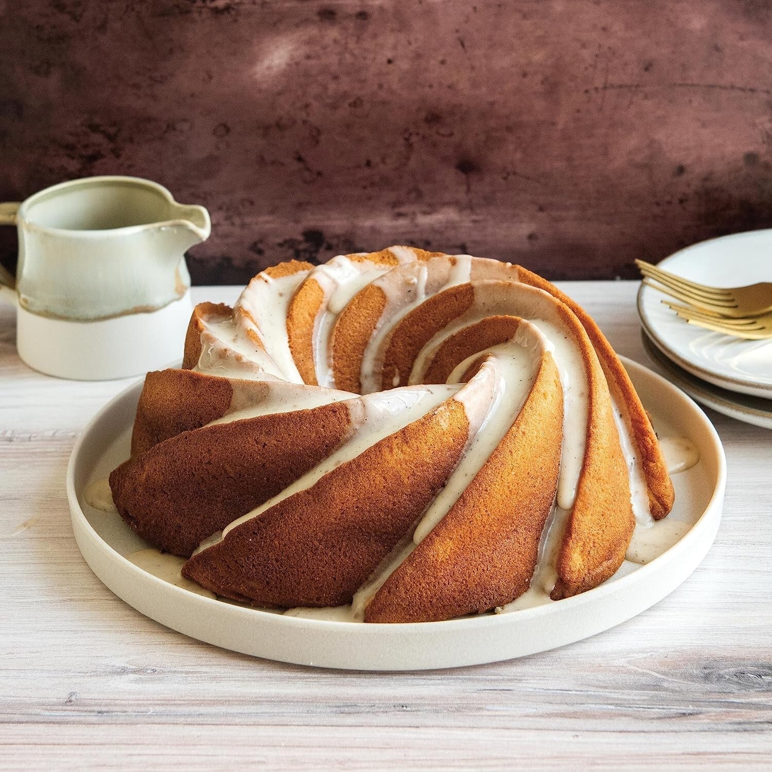 Cast Aluminum Bundt Pan - High-Quality Silver Bakeware for Elegant Cakes
