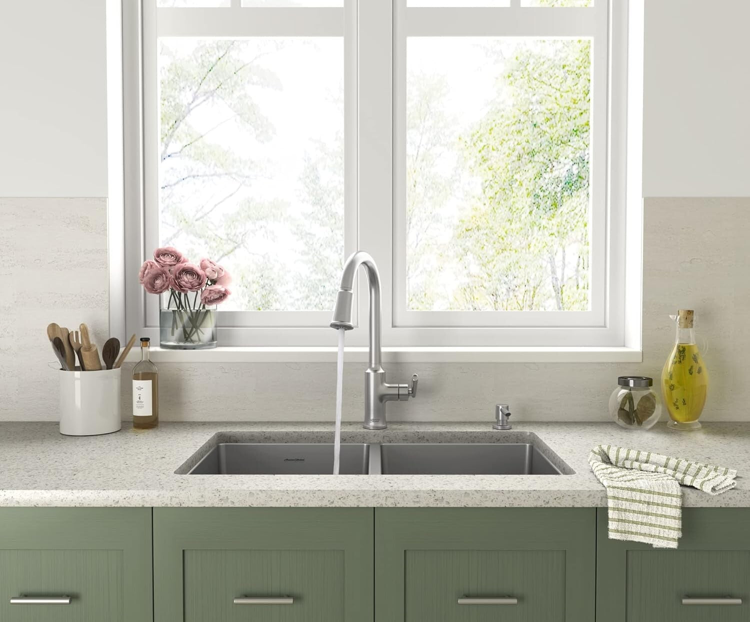 Durable 1-Hole Kitchen Faucet with Retractable Sprayer - Elegant Stainless Steel