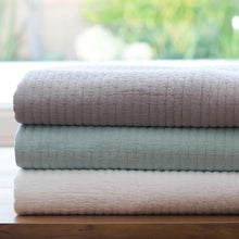 Load image into Gallery viewer, Luxurious 100% Cotton King Quilt Set with Geometric Pattern - Easy Care
