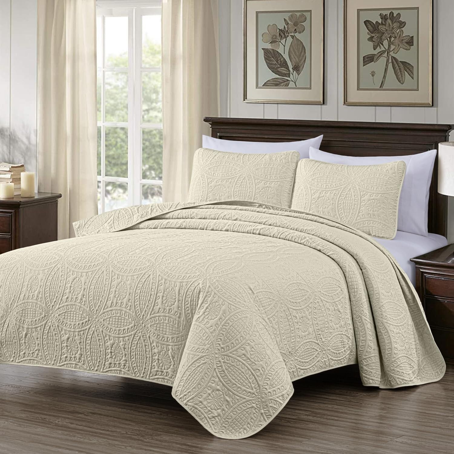 Elegant 3-Piece Ivory King Coverlet with Medallion Pattern - Year-Round Comfort