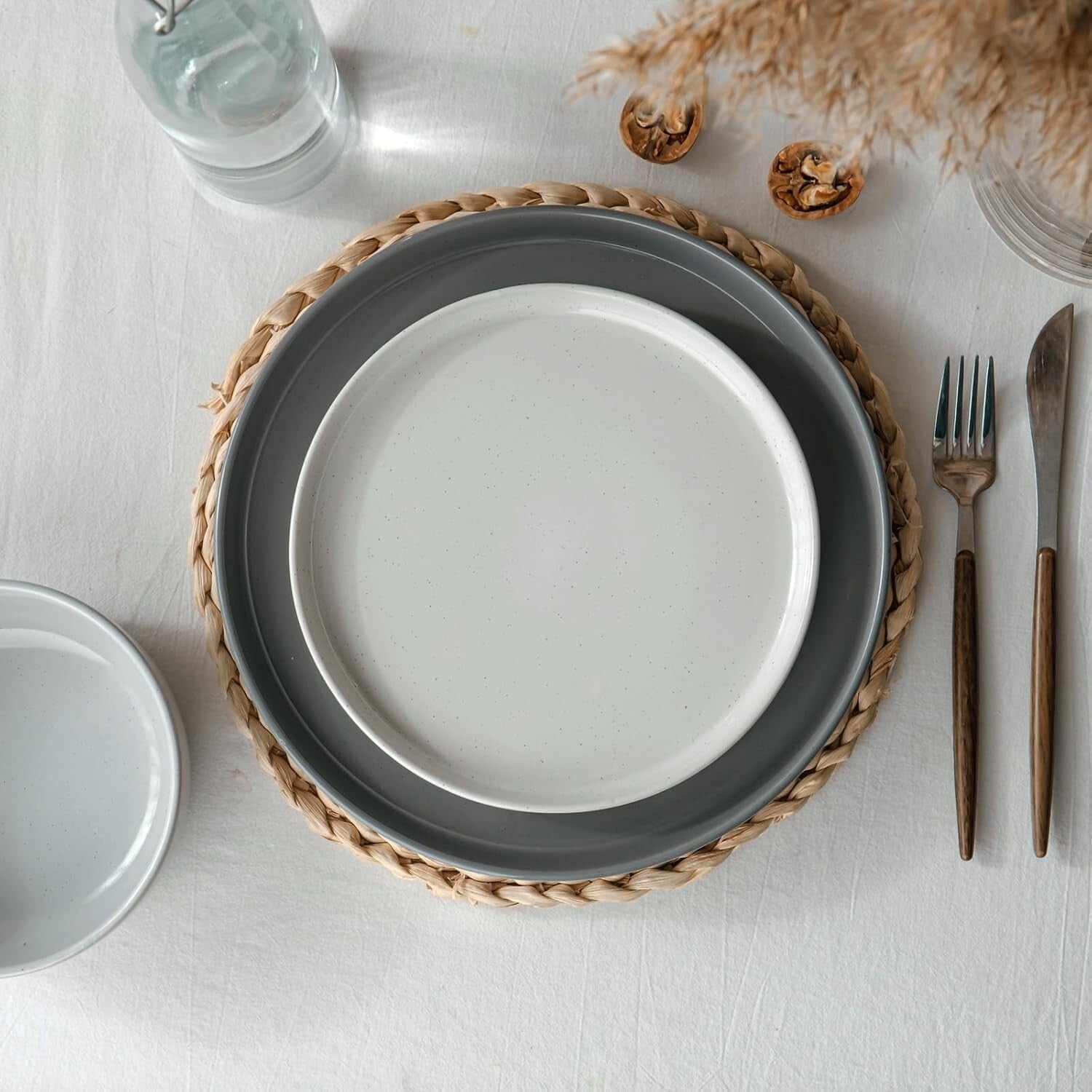 Elegant 12-Piece Dinnerware Set - Including Plates and Bowls for Festive Meals