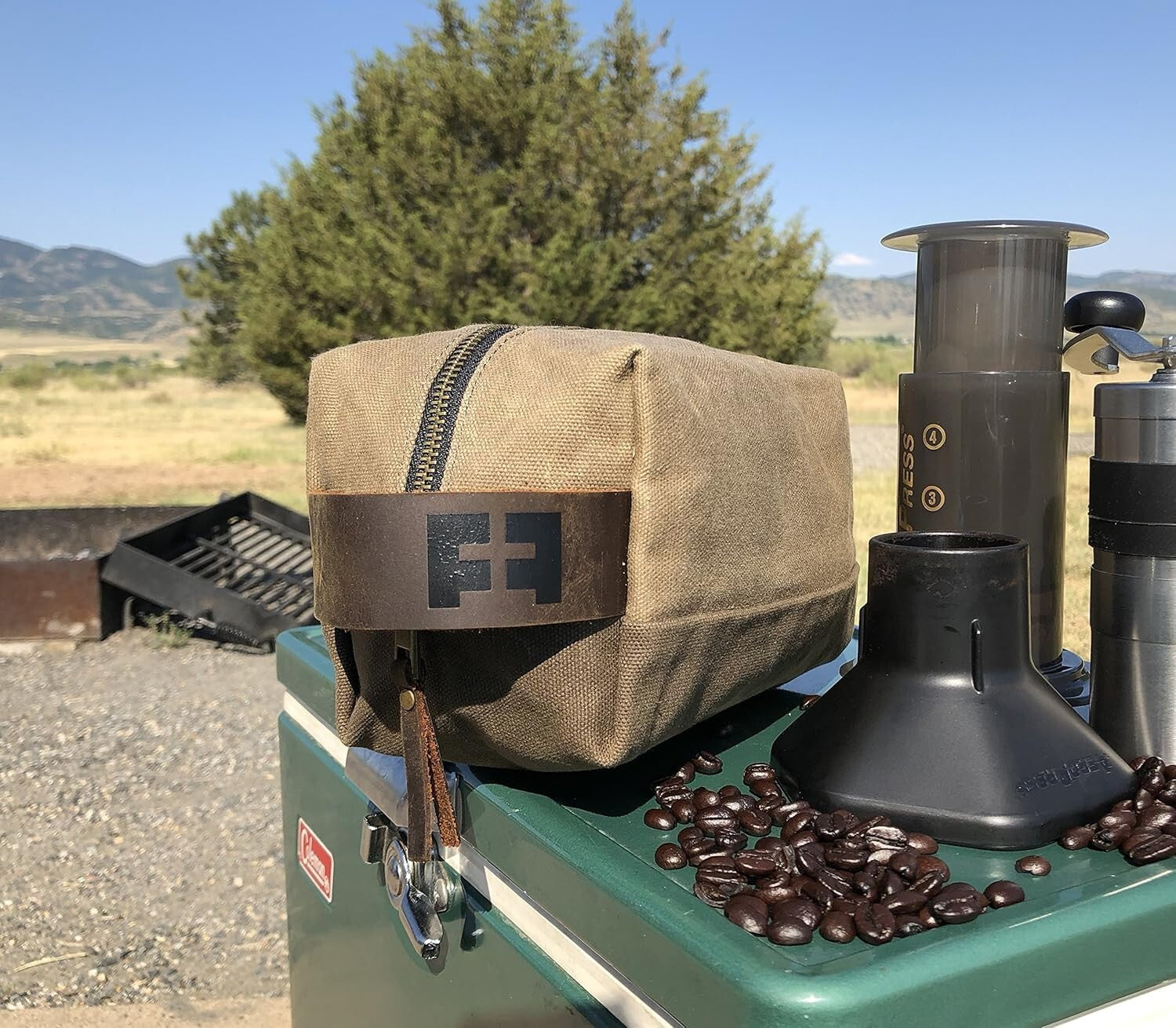 Versatile Unisex Waxed Canvas Dopp Kit with Leather Handle for All Essentials