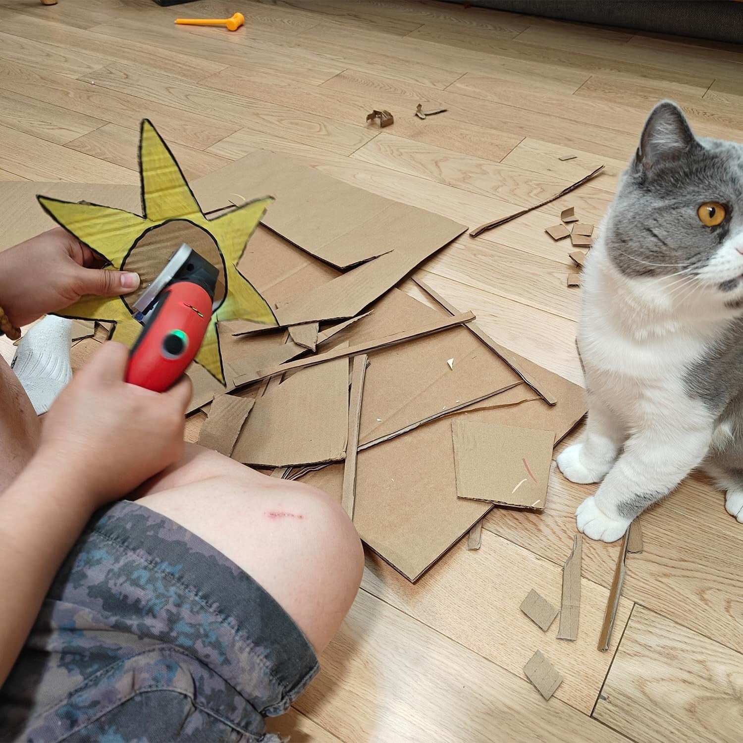 Versatile 4V Cordless Electric Scissors - Perfect for Fabric and Cardboard