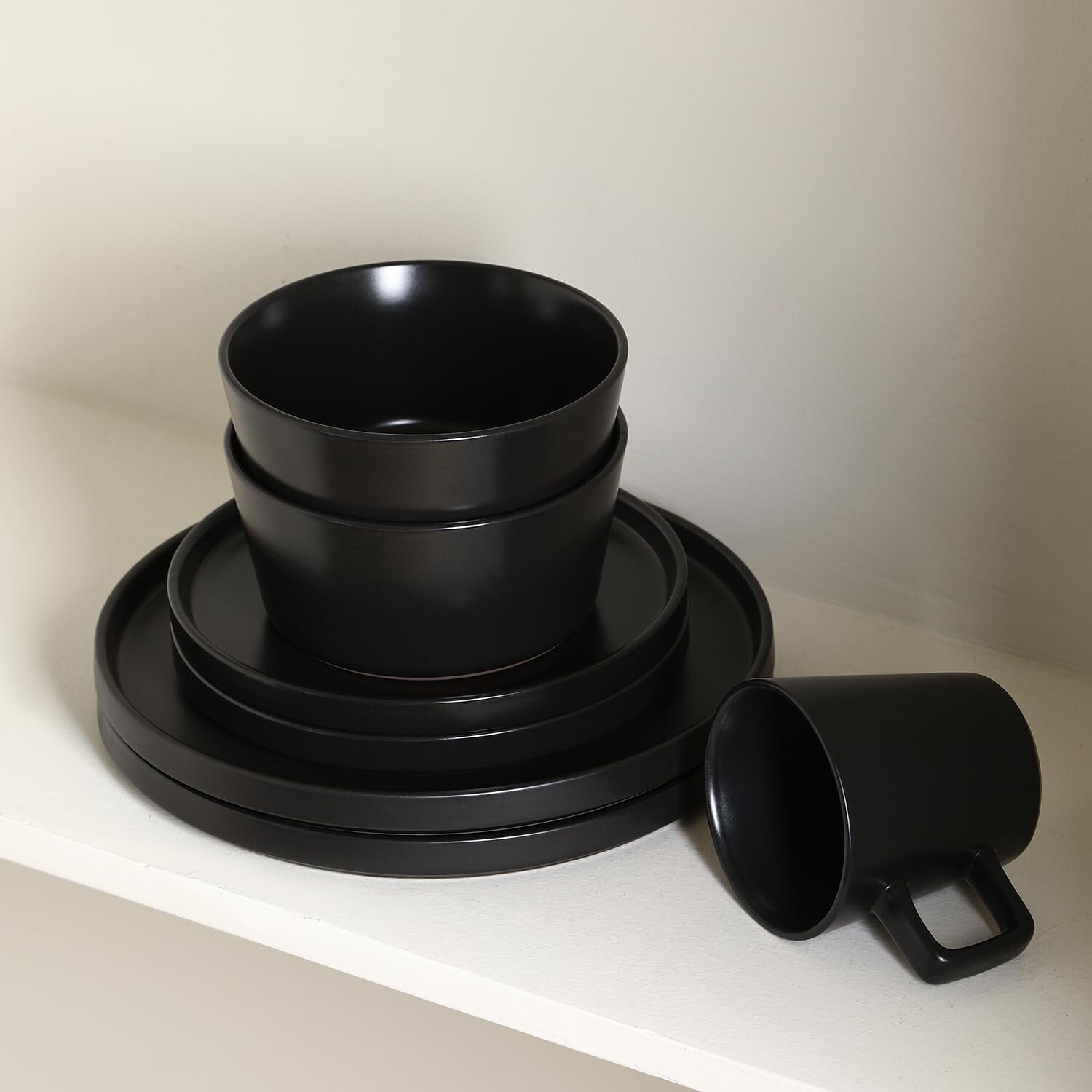 Chic 16-Piece Black Matte Dinnerware Set with Ergonomic Mugs - Durable Stoneware