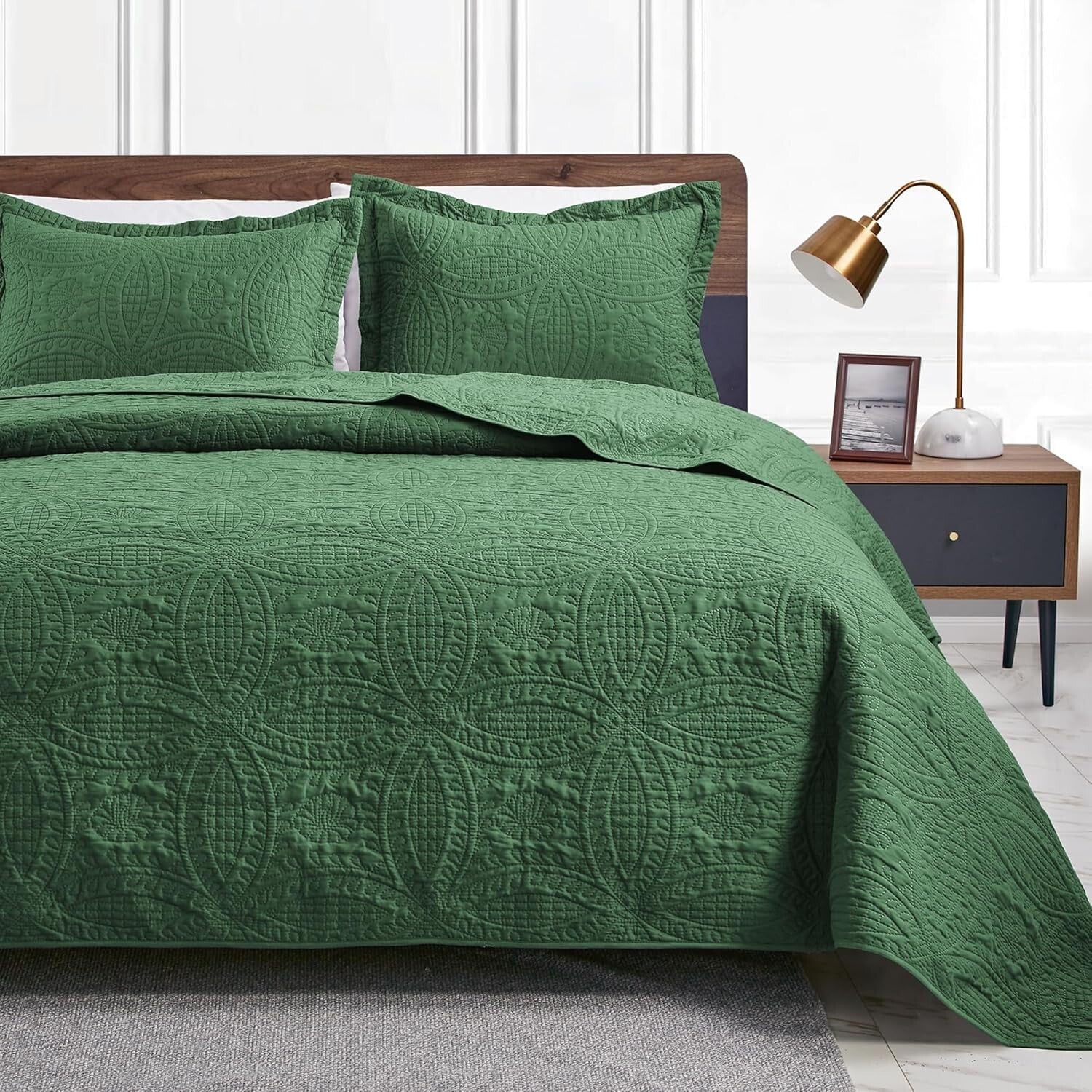 Chic King Size Bedspread in Olive Green - Modern Coin Design & Ultimate Comfort