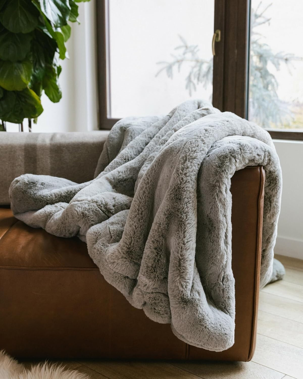 Dove Grey Faux Fur Cuddle Throw - Plush & Cozy 60" x 50" for Ultimate Relaxation