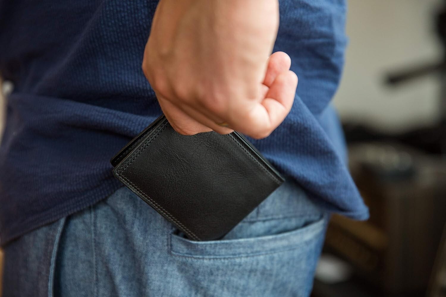 Stylish Men's Black Bifold Wallet - Hand-Stained Dolce Leather Design