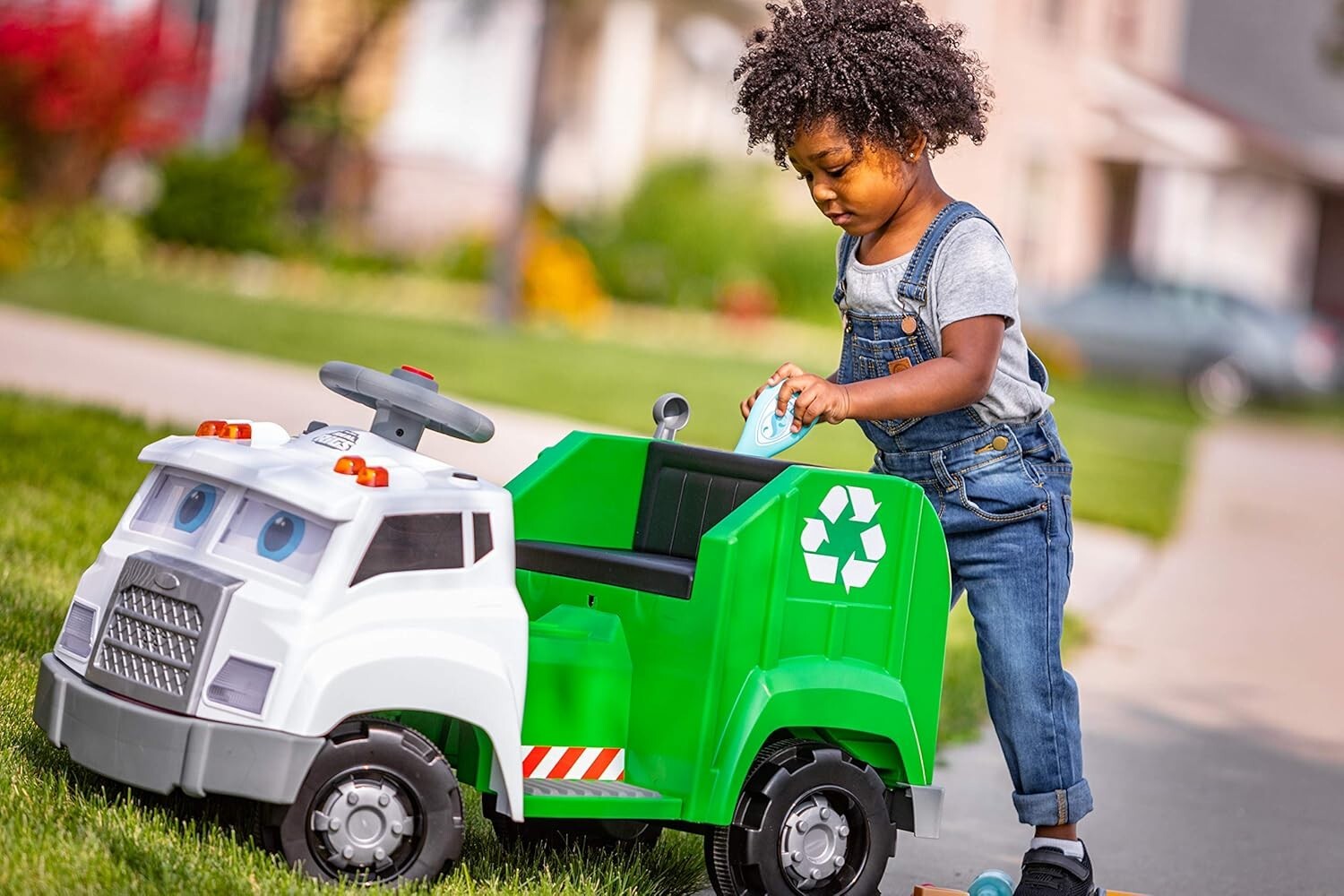 6 Volt Real Rigs Recycling Truck with Sound Effects and 9 Accessories for Kids