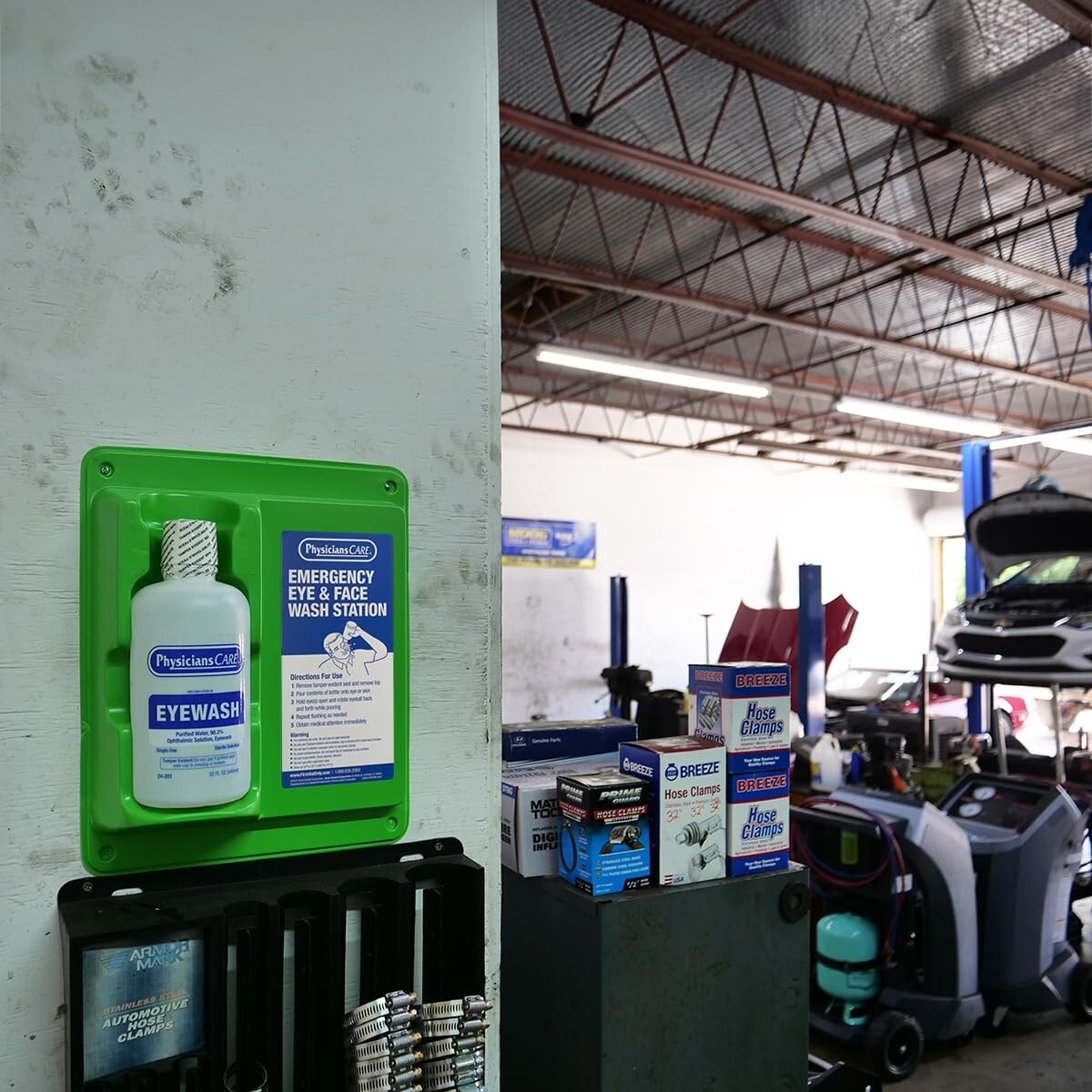 Quick-Access Eyewash Station with 32 oz Bottle - Essential Safety Equipment