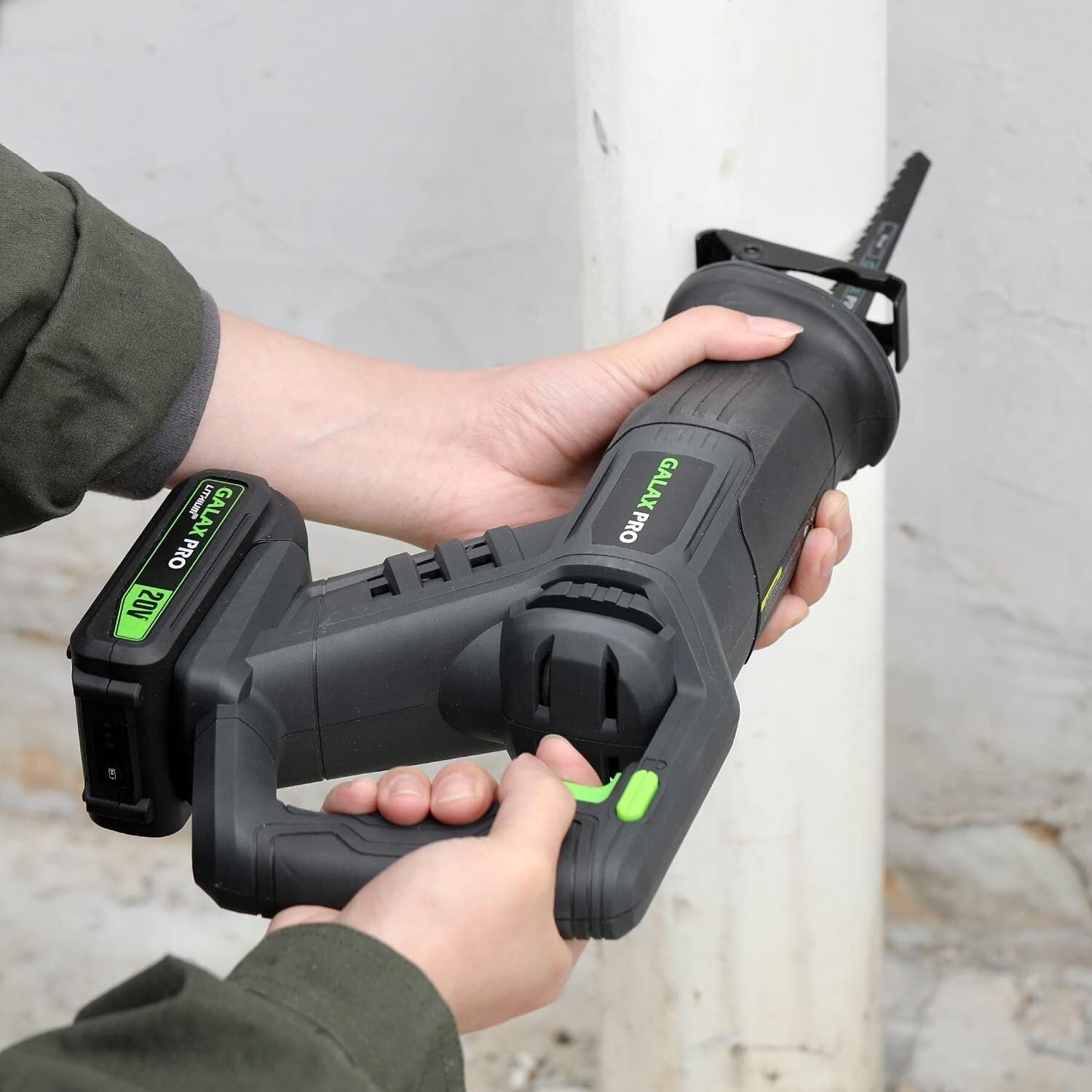 Powerful 20V Cordless Reciprocating Saw with 7/8" Stroke Length & Comfort Grip