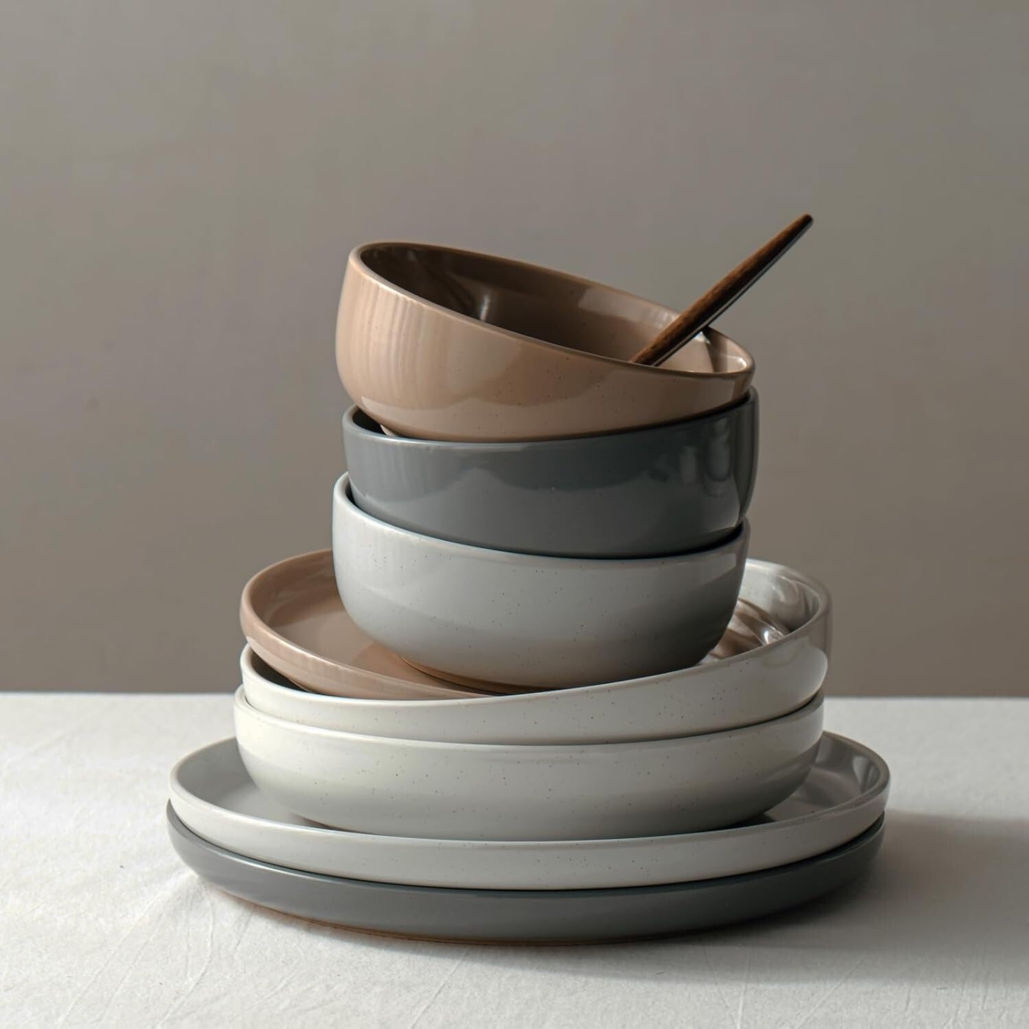 Elegant 12-Piece Dinnerware Set - Including Plates and Bowls for Festive Meals