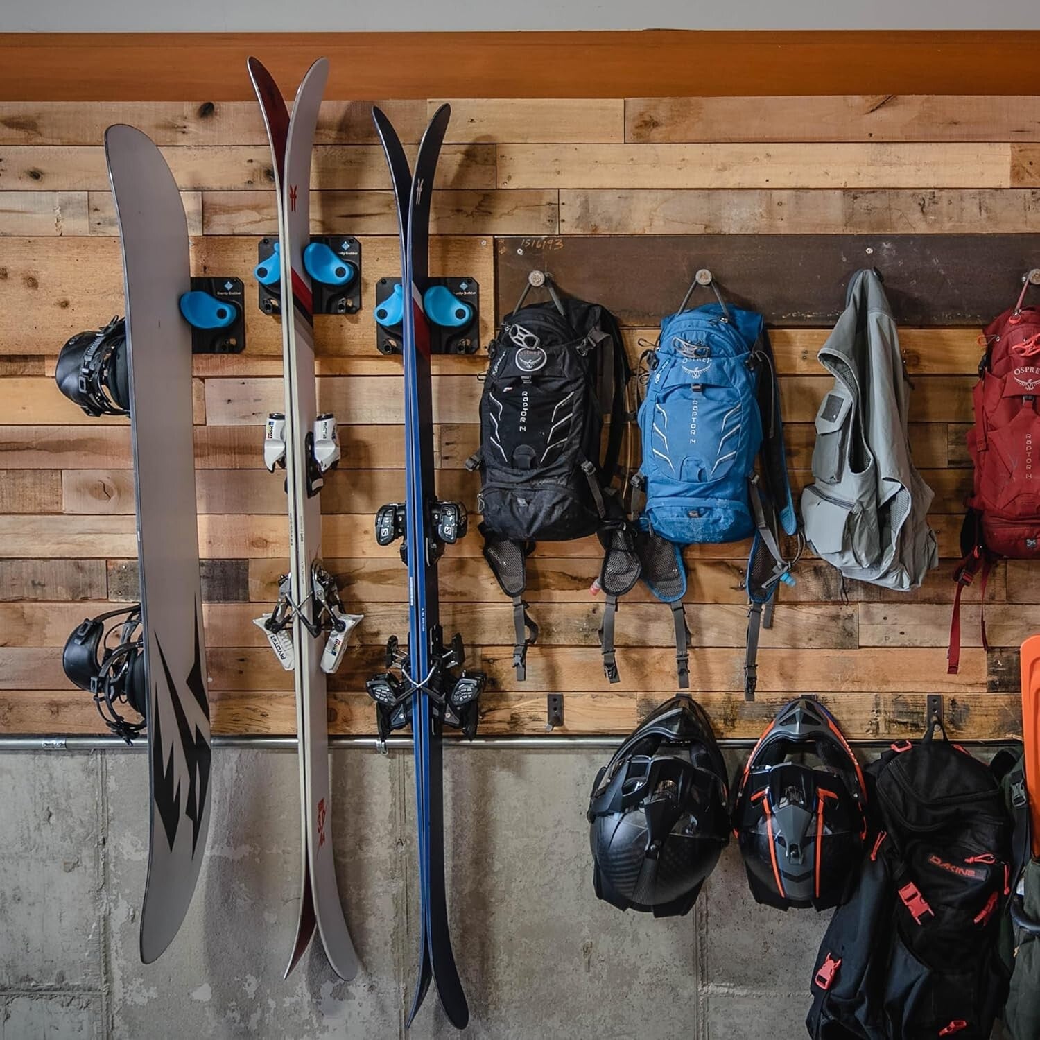 Durable Ski and Snowboard Storage Solution - Gravity Lock & Powder Coated Finish