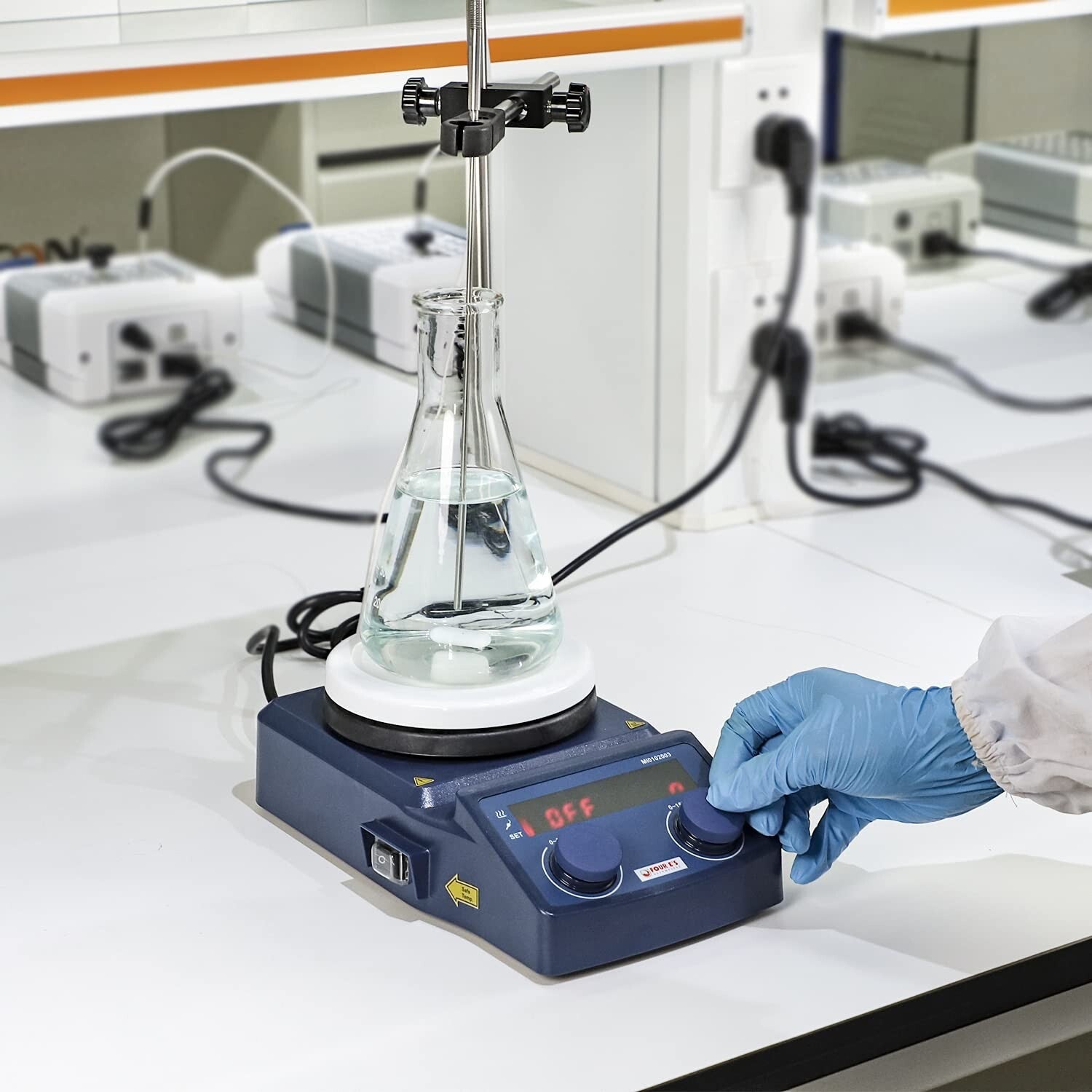 Laboratory Hot Plate with 5L Capacity - Adjustable 100-1500RPM Stirring Speed