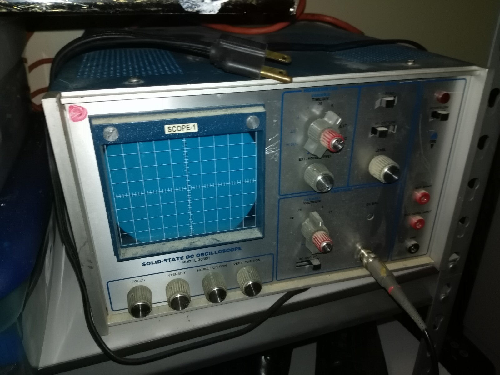 oscilloscope analog 30500 - Powers On.