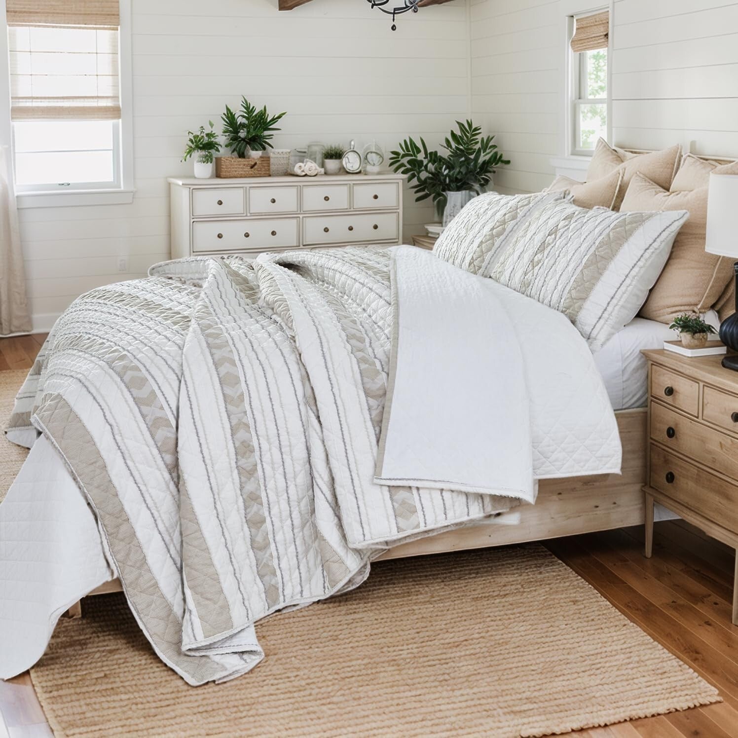 All-Season King Quilt Set with Matching Pillow Shams - Elegant Striped Design