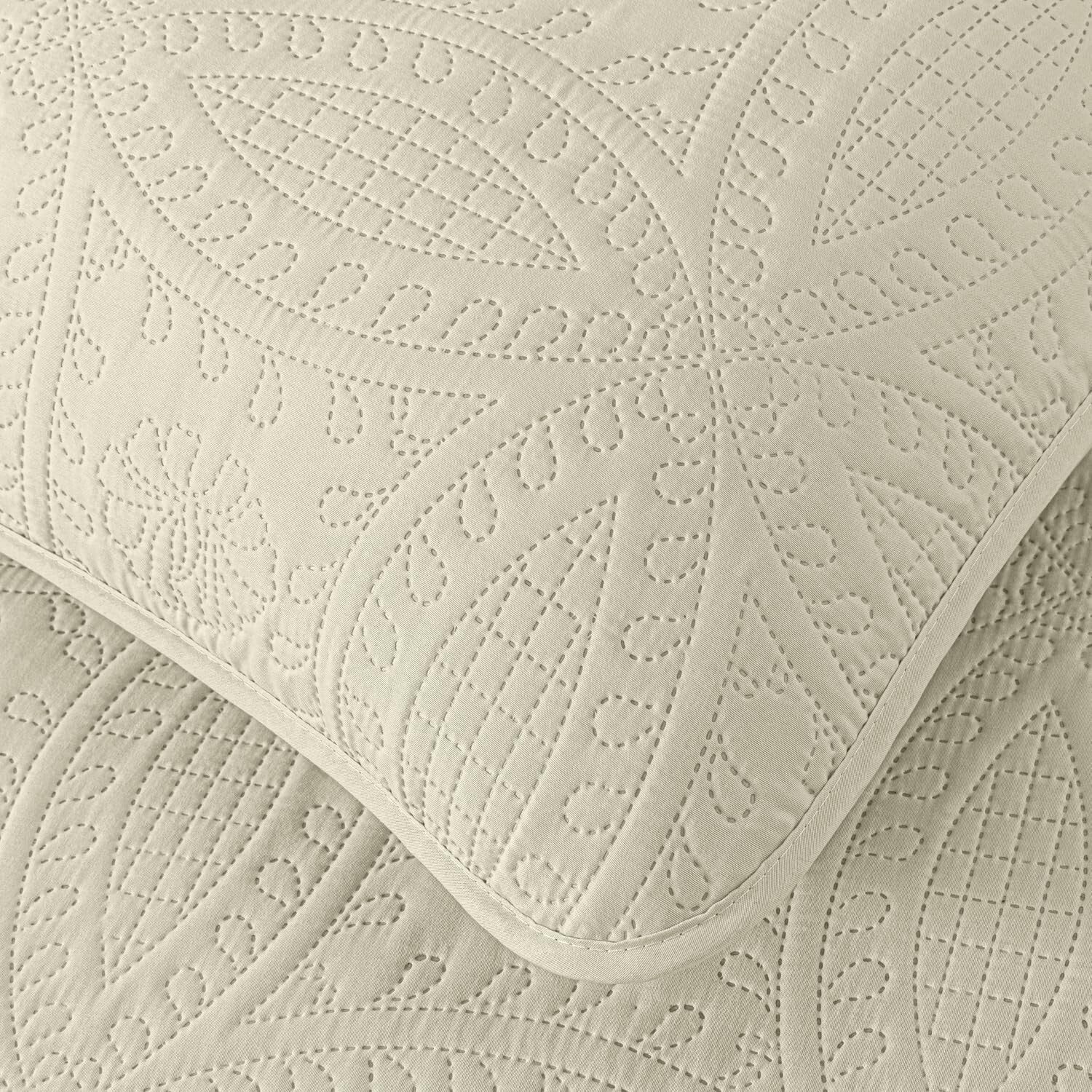 Elegant 3-Piece Ivory King Coverlet with Medallion Pattern - Year-Round Comfort