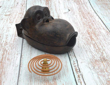 Load image into Gallery viewer, Durable Retro Cigar Ashtray Shaped like a Monkey - Perfect for Collectors