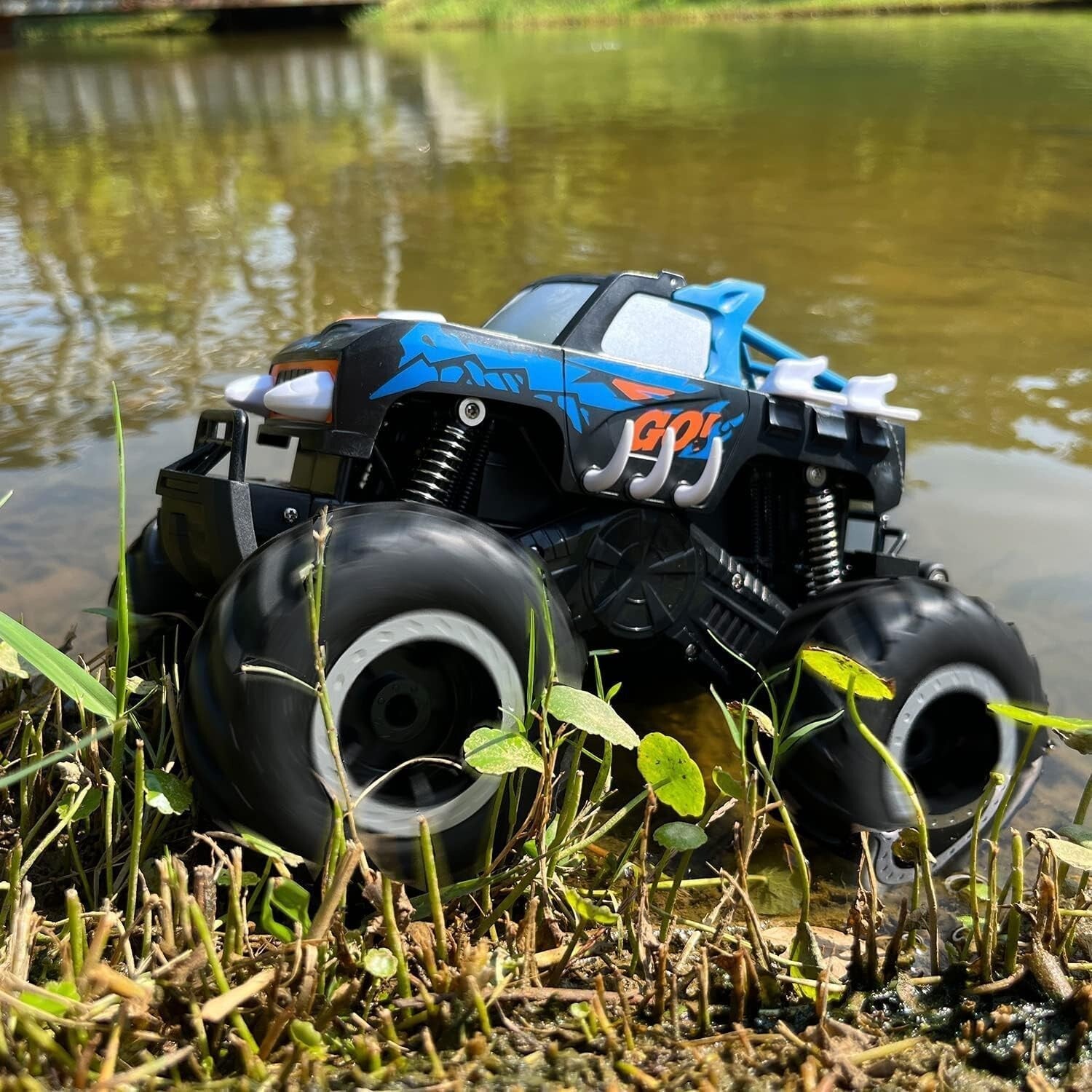 4WD Amphibious Remote Control Truck - Thrilling 1:16 Scale Toy for Kids