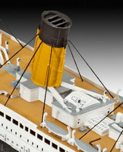 Load image into Gallery viewer, Titanic 1:700 Scale Model Kit - Traditional Design with Textured Hull Features