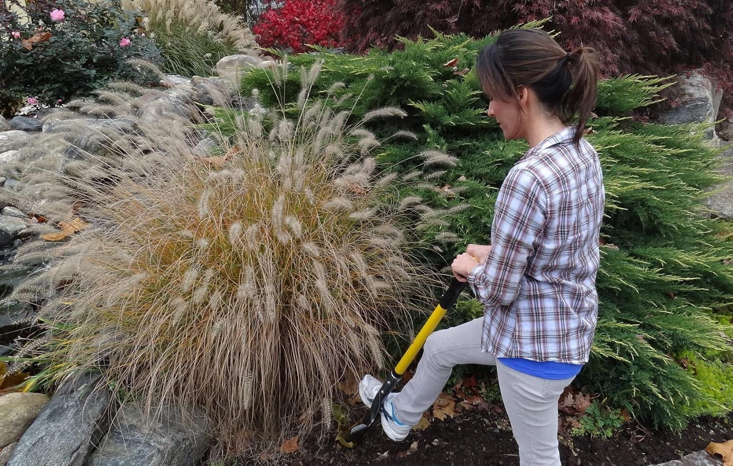 Award-Winning Ergonomic Garden Shovel with Steel-Reinforced Fiberglass Handle