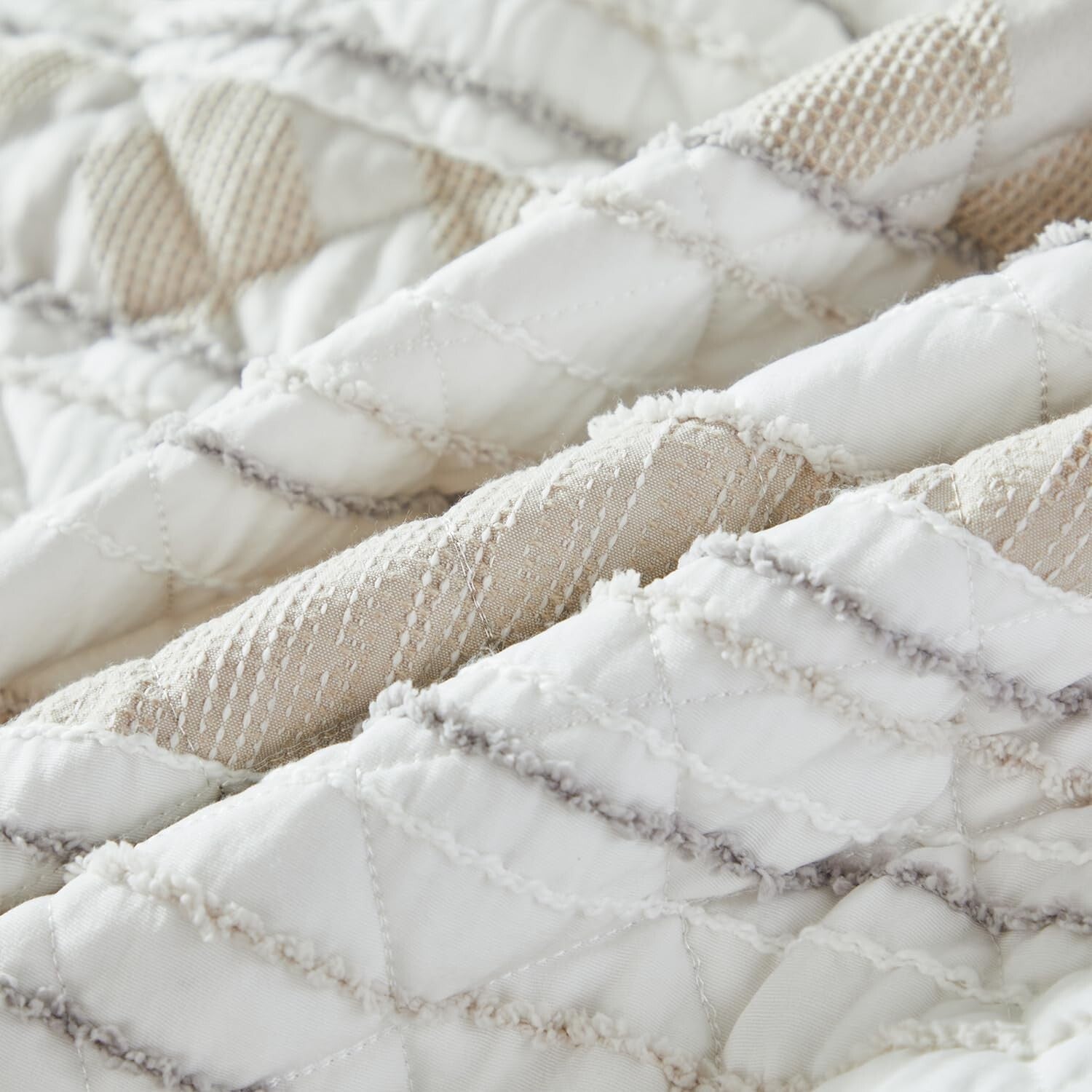 All-Season King Quilt Set with Matching Pillow Shams - Elegant Striped Design