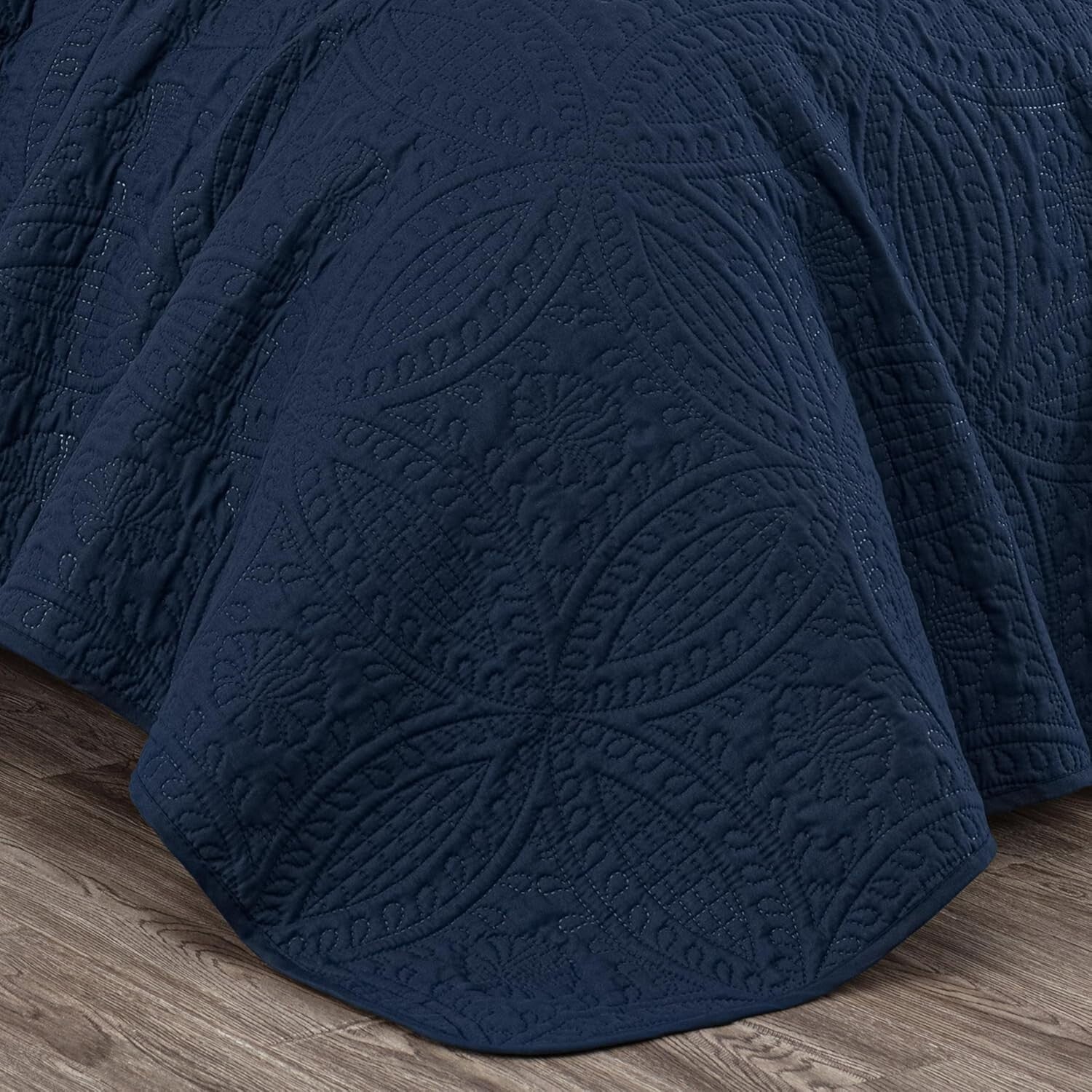 Luxurious 3-Piece Oversized Queen Bedspread Set in Navy with Medallion Design
