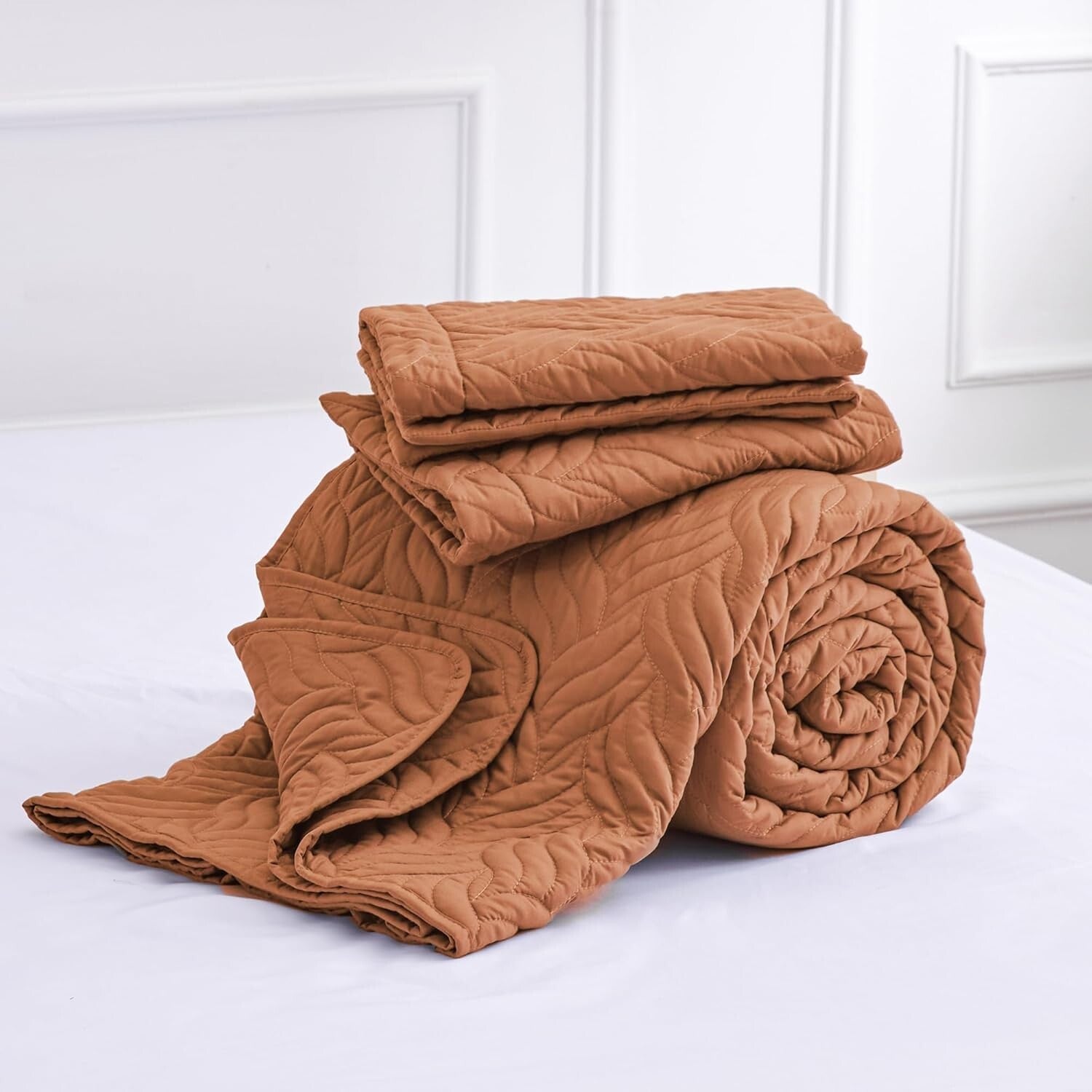 Durable Wave Pattern King Quilt and Pillow Shams - Perfect for Year-Round Use
