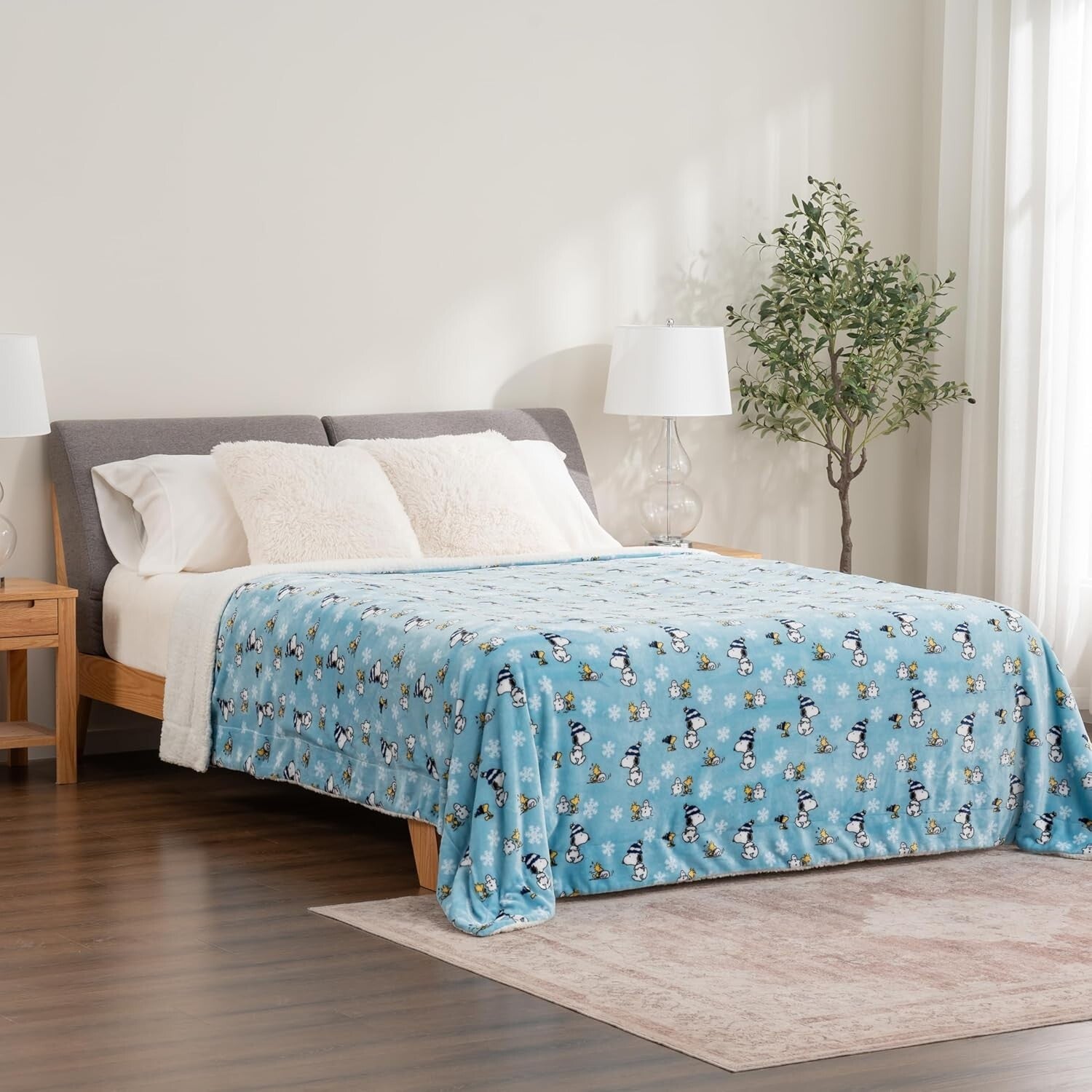 Heavyweight Snoopy & Woodstock Sherpa Blanket 90x90 - Cozy Travel Companion