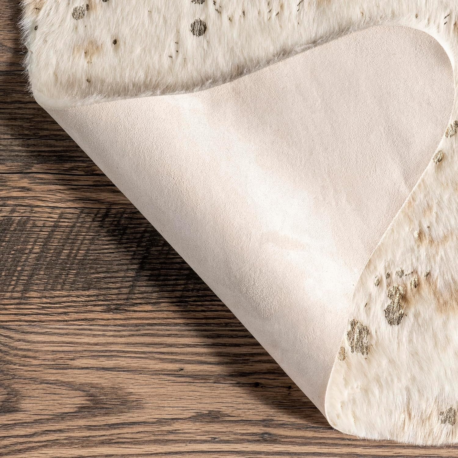 Elegant 4x5 Animal Print Area Rug - Durable & Perfect for Modern Interiors