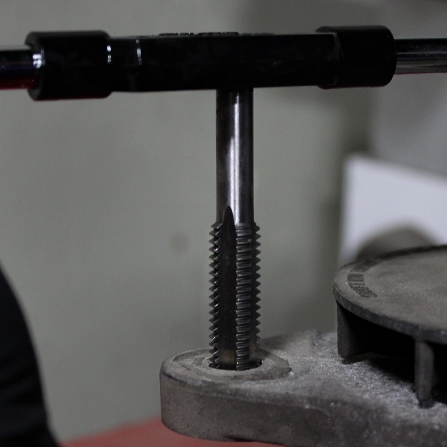 Durable 60-Piece Rethreading Kit for Metric and SAE Threads - Includes Case