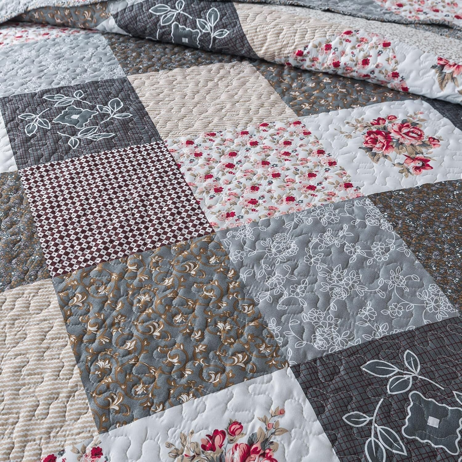 Lightweight King Quilt Set with Romantic Floral Pattern - Easy Care & Versatile