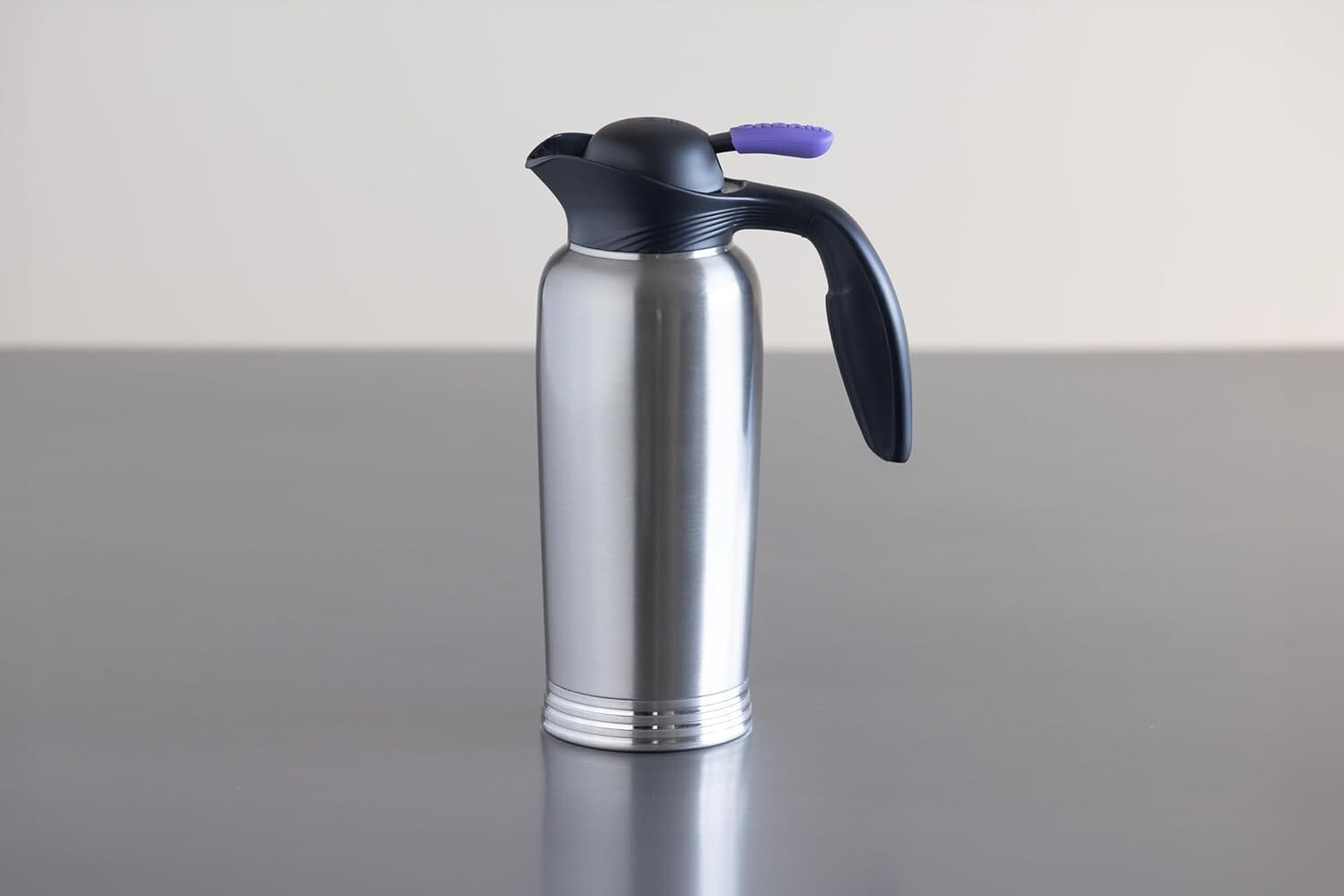 Elegant 1L Insulated Stainless Steel Creamer with ID Socks - Precision Pouring